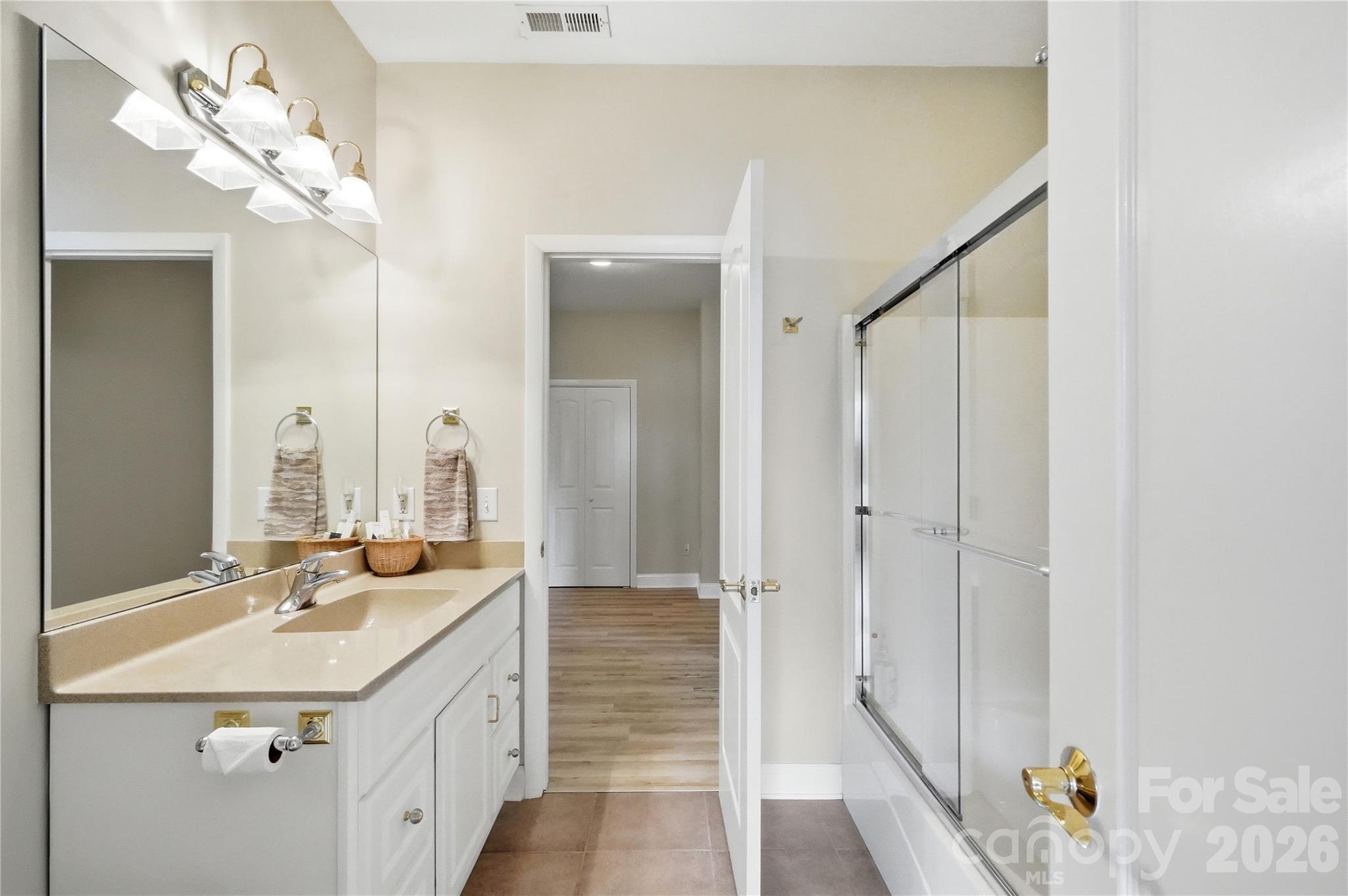 Jack-N-Jill bath - 1075 Lakefront Woods Drive, Belmont