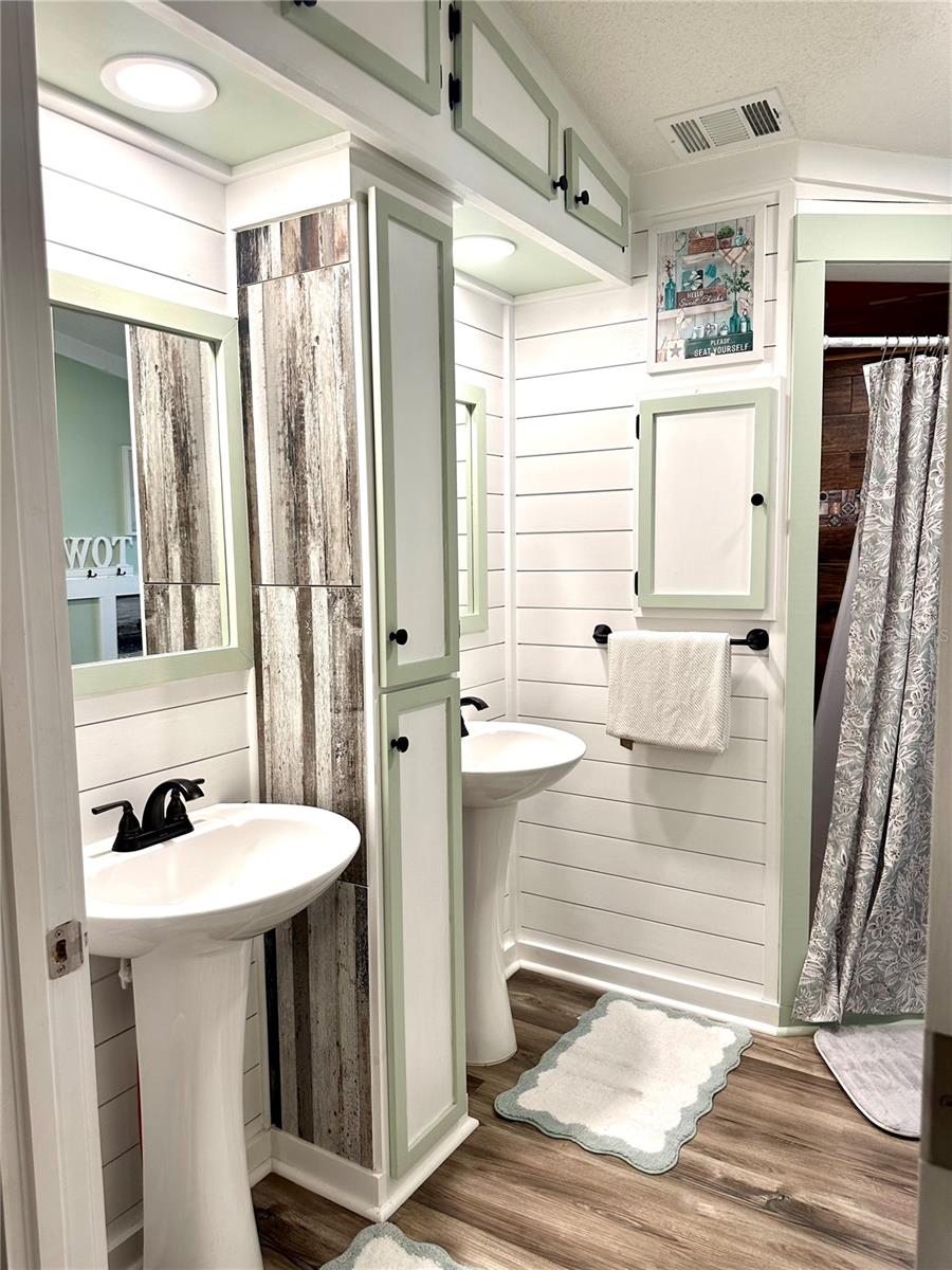 Primary bathroom - 202 ASH ST, INTERLACHEN