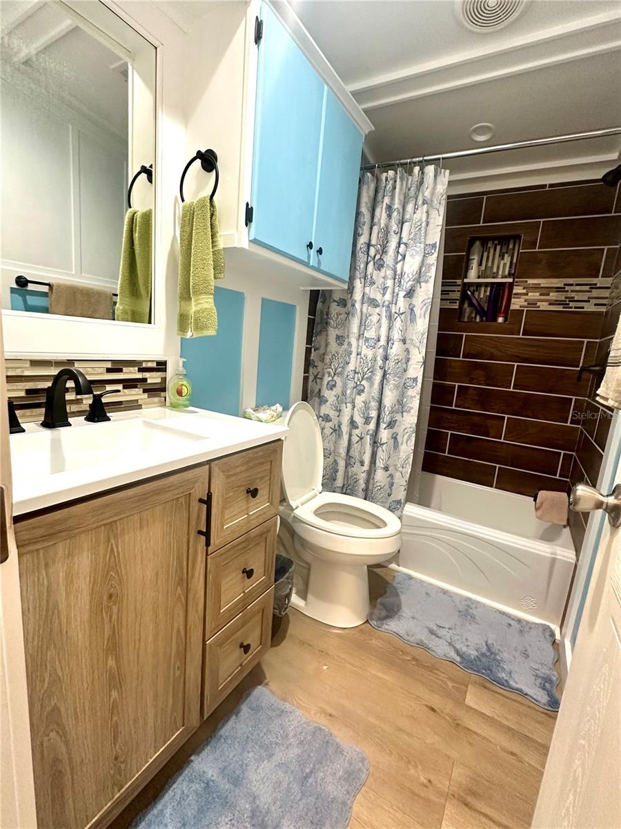 Second full bathroom - 202 ASH ST, INTERLACHEN