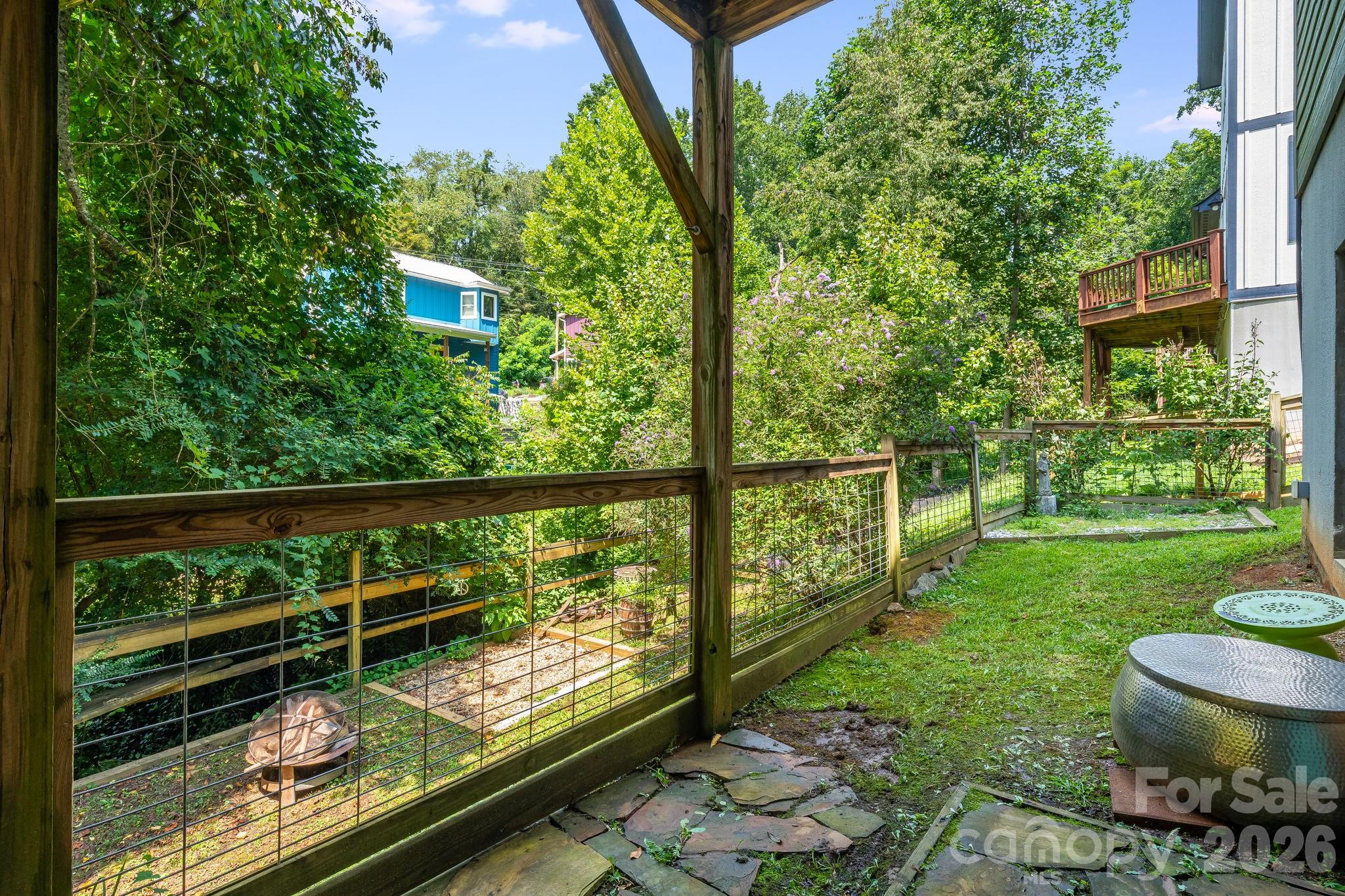 Low maintenance outdoor area with creative finishes. Also a separate entrance. - 35 Emmett Lane, Asheville