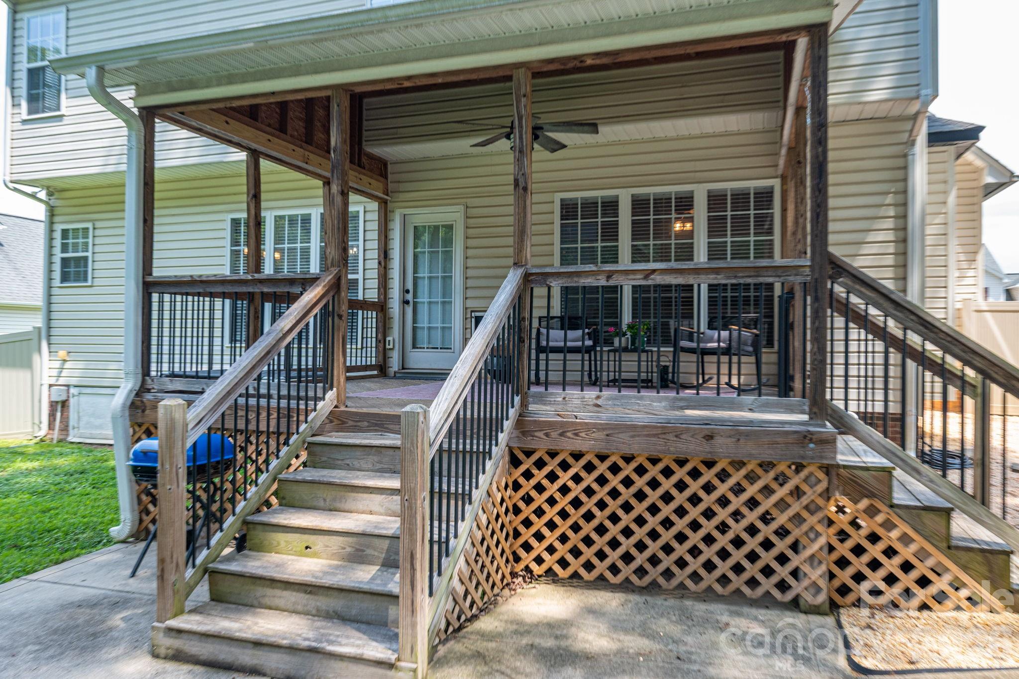 Single Family Residence at 908 Carole Summey Drive, Dallas, photo 5 of 47