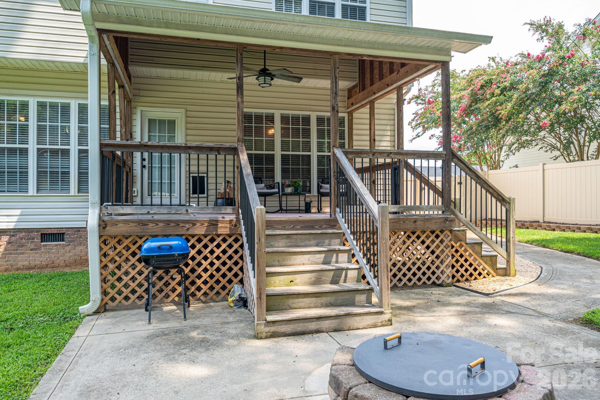 Single Family Residence at 908 Carole Summey Drive, Dallas, photo 6 of 47