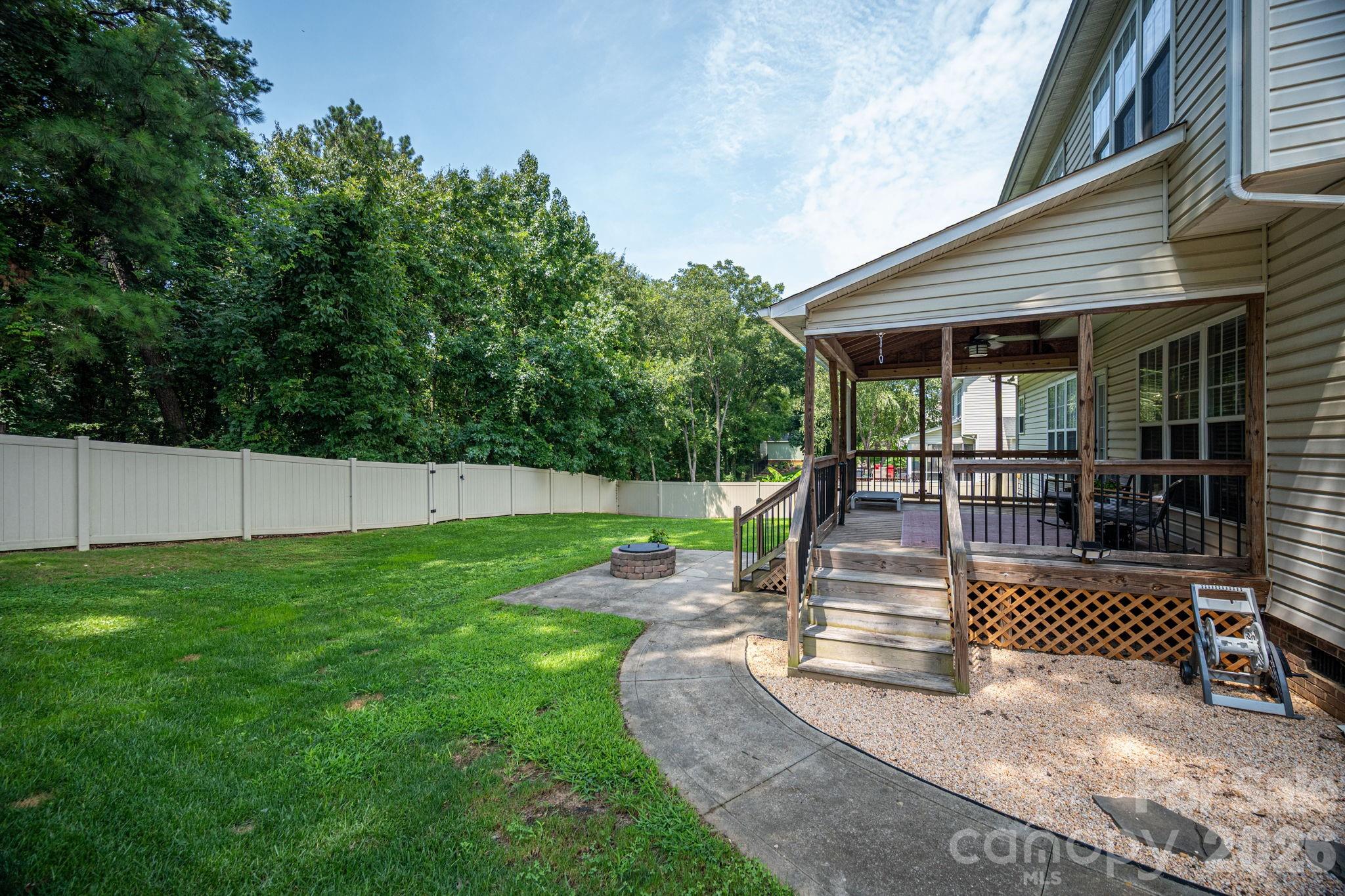 Single Family Residence at 908 Carole Summey Drive, Dallas, photo 10 of 47