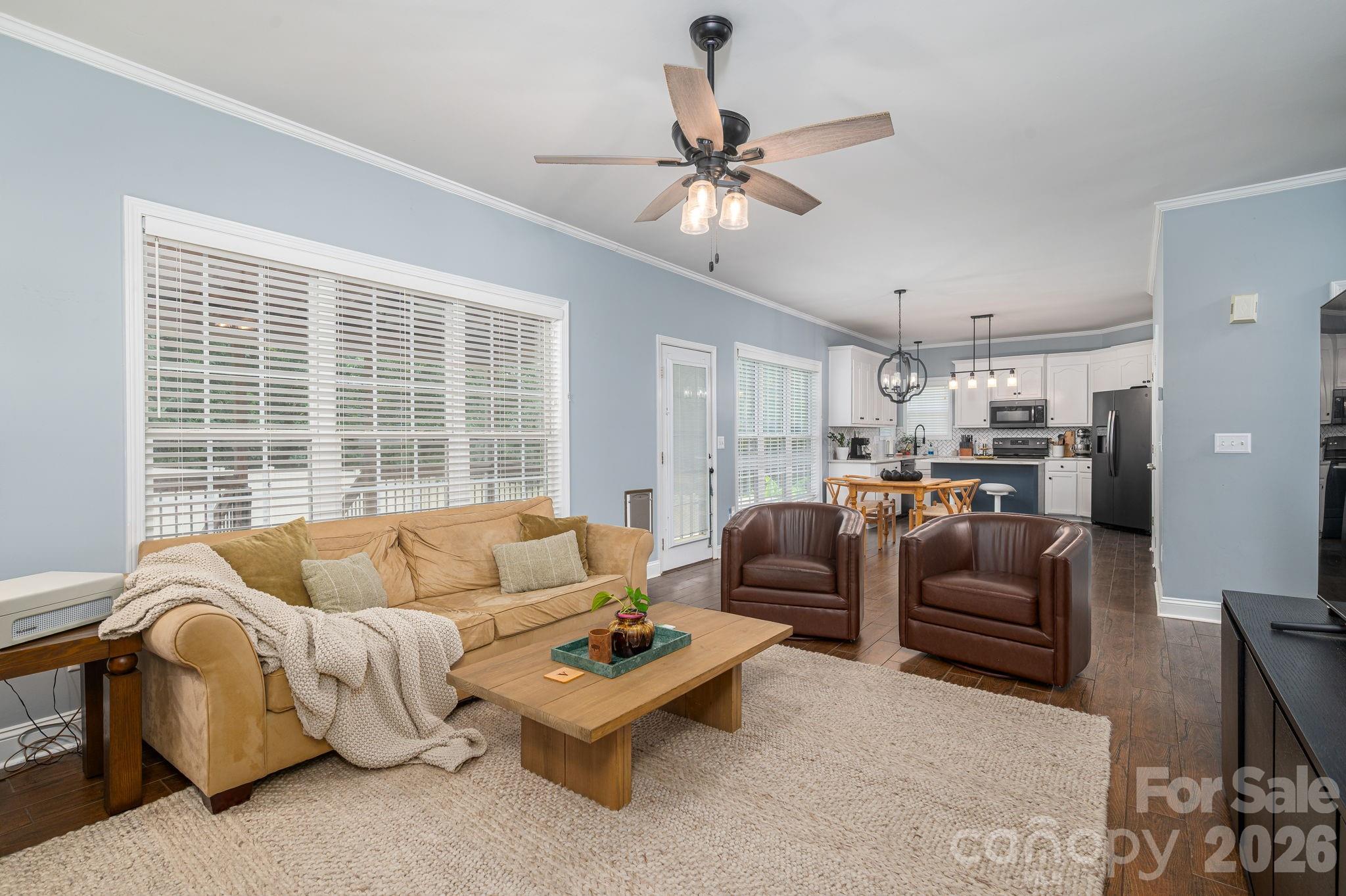 Single Family Residence at 908 Carole Summey Drive, Dallas, photo 16 of 47