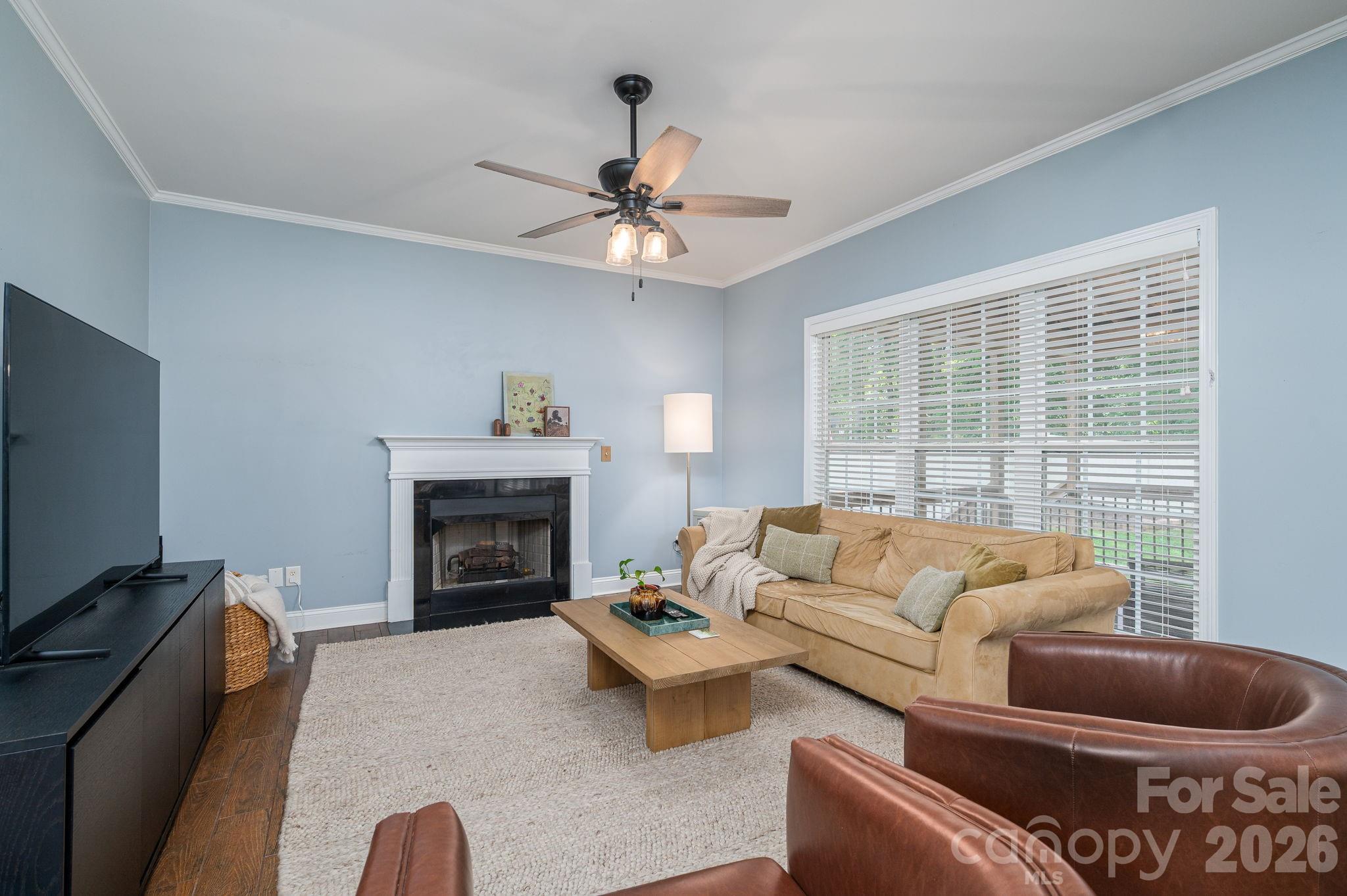 Single Family Residence at 908 Carole Summey Drive, Dallas, photo 18 of 47