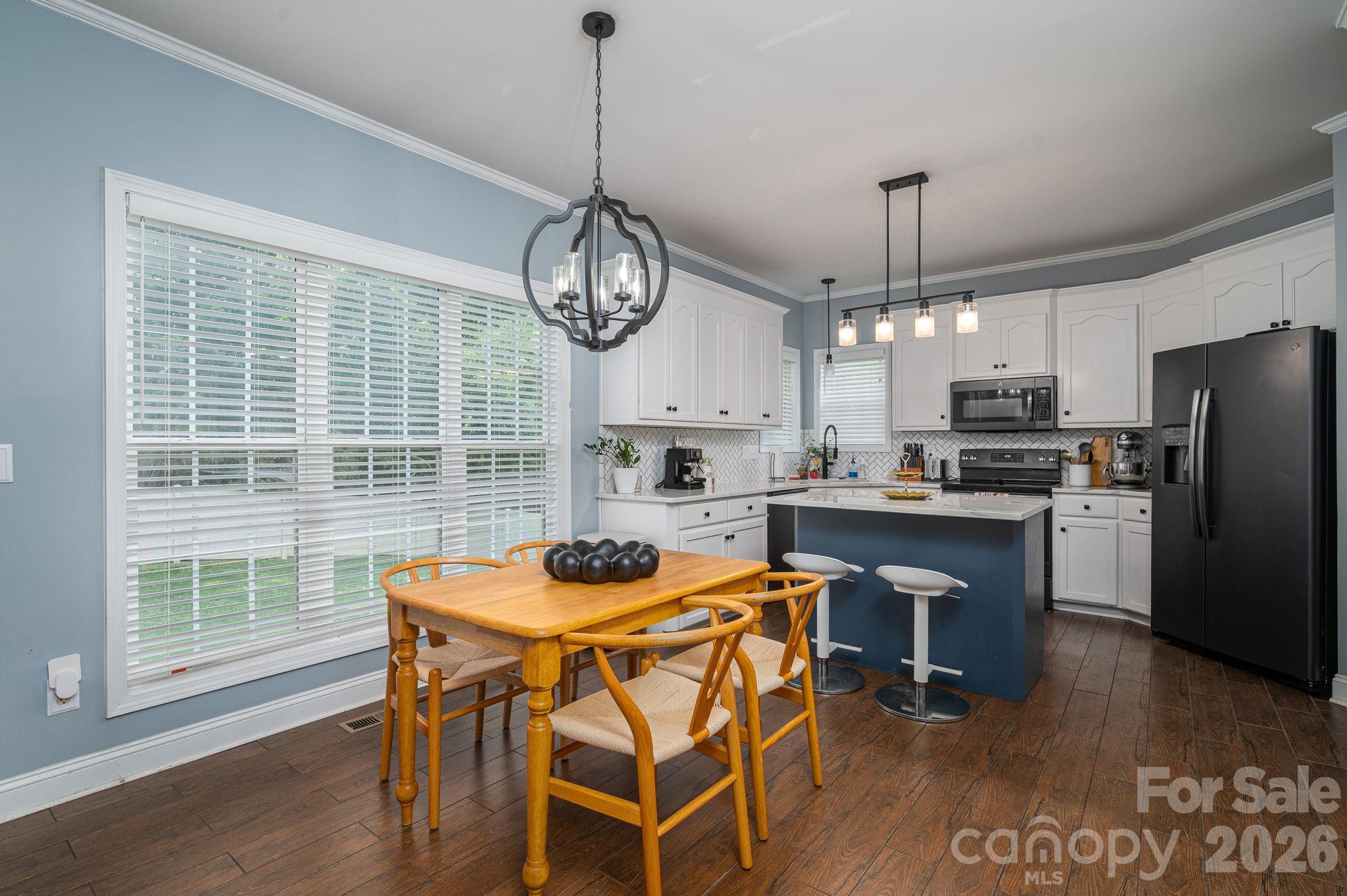 Single Family Residence at 908 Carole Summey Drive, Dallas, photo 19 of 47