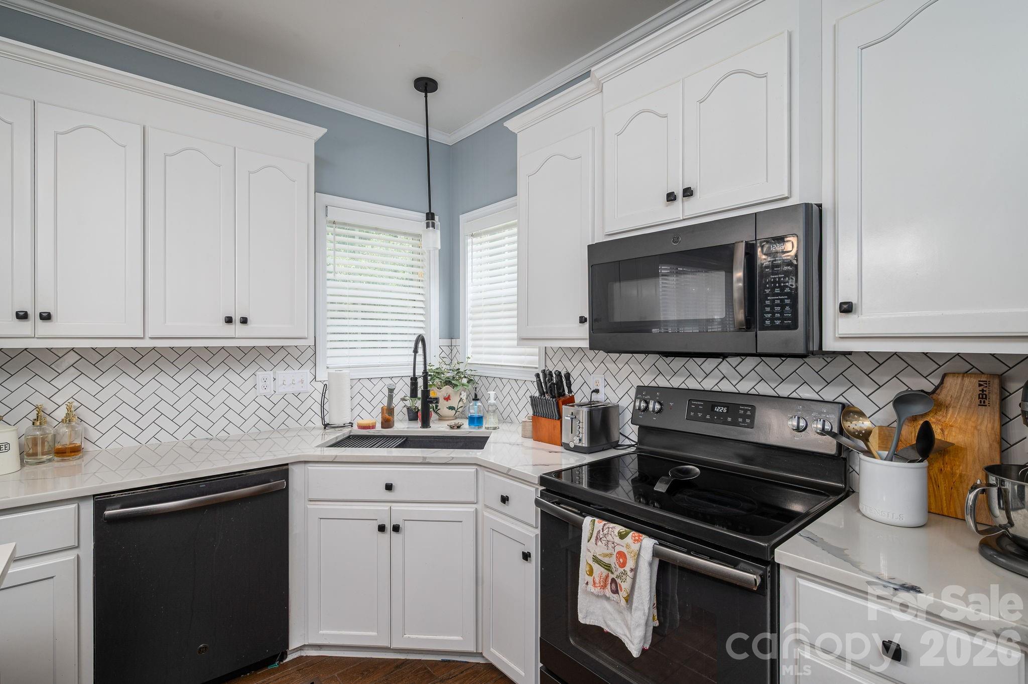 Single Family Residence at 908 Carole Summey Drive, Dallas, photo 24 of 47