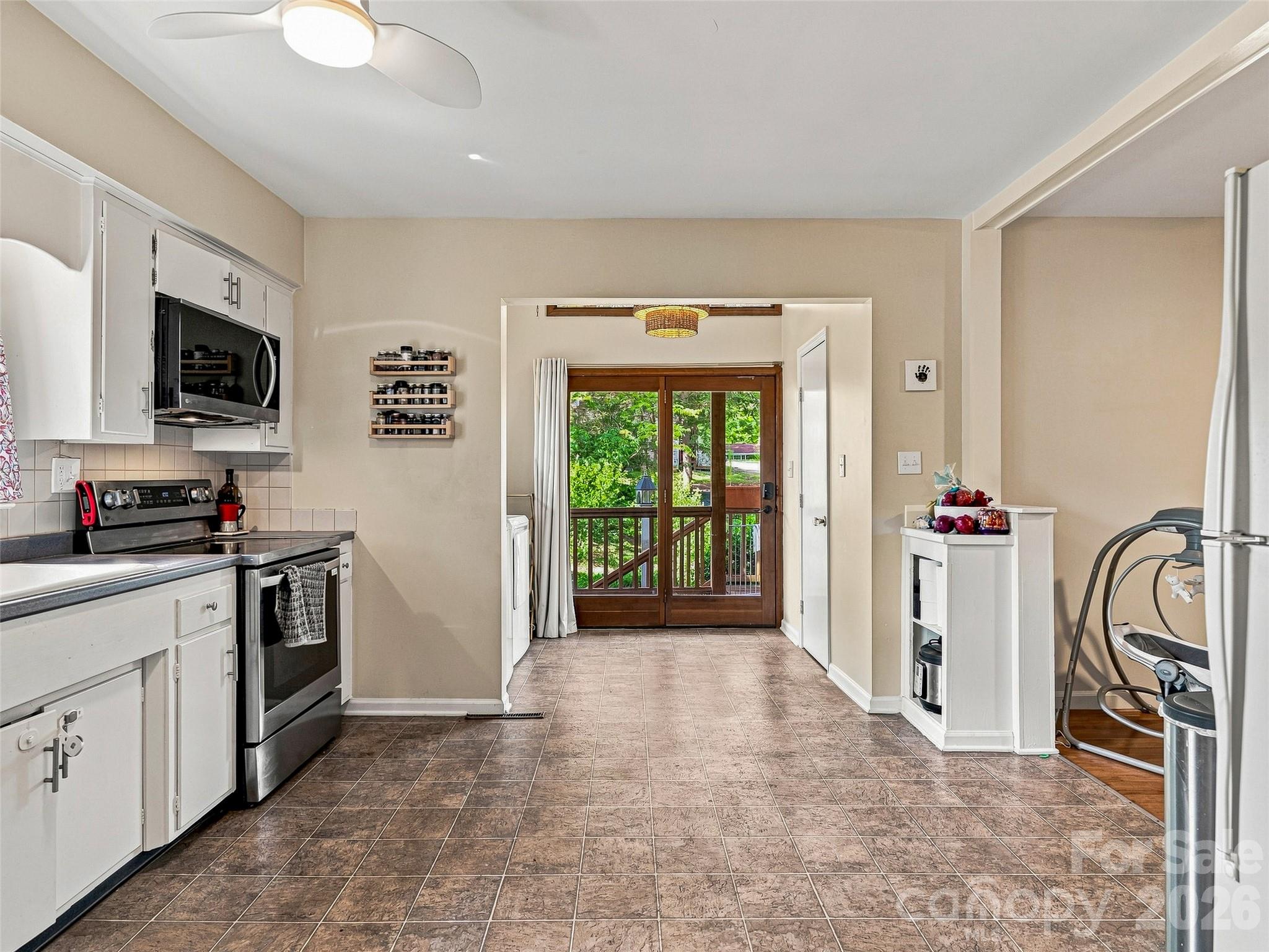 Single Family Residence at 15 Lynnstone Court, Asheville, photo 8 of 35