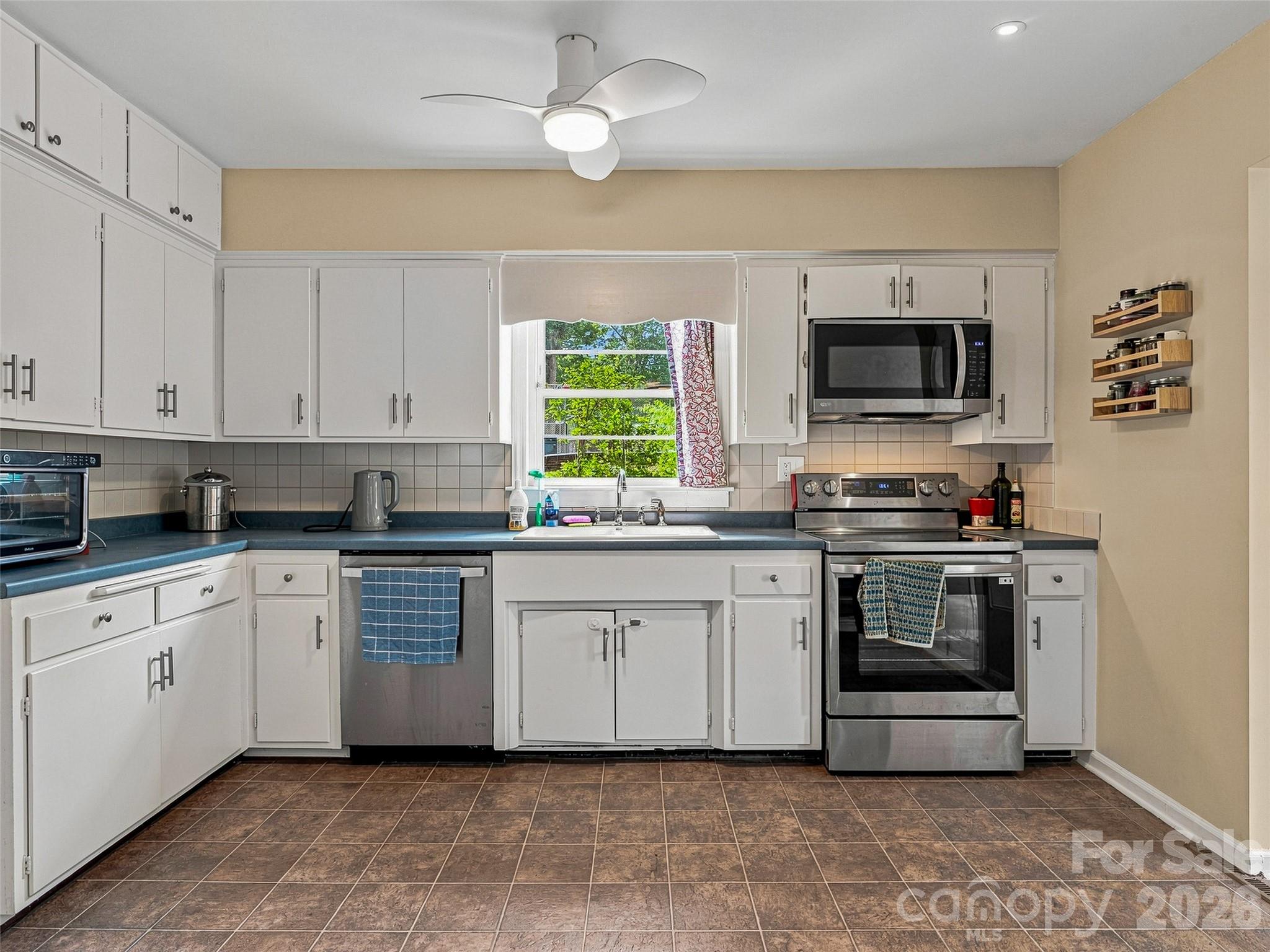 Single Family Residence at 15 Lynnstone Court, Asheville, photo 9 of 35