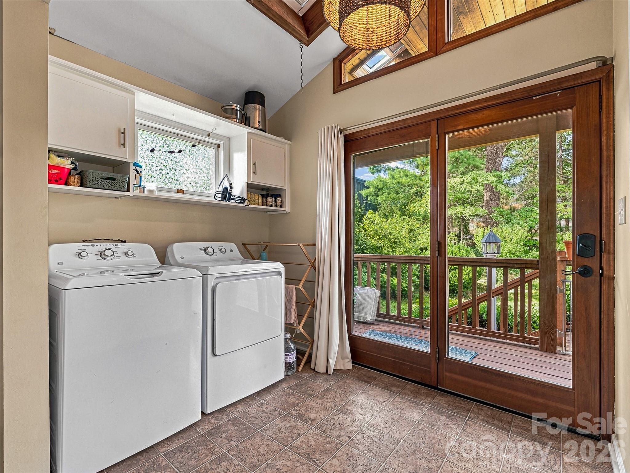 Single Family Residence at 15 Lynnstone Court, Asheville, photo 11 of 35