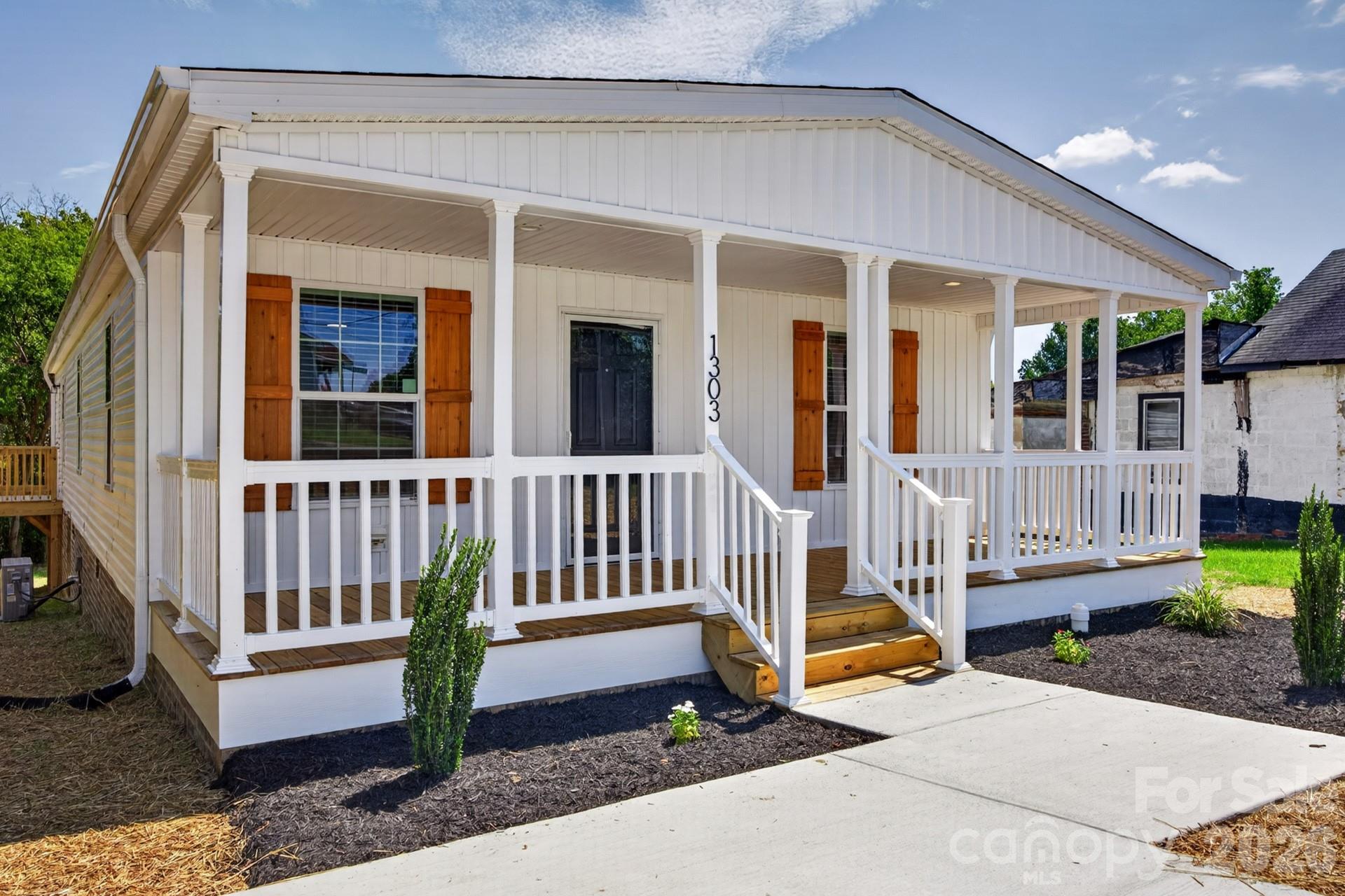 Single Family Residence at 1303 Elrado Street, Burlington, photo 4 of 38