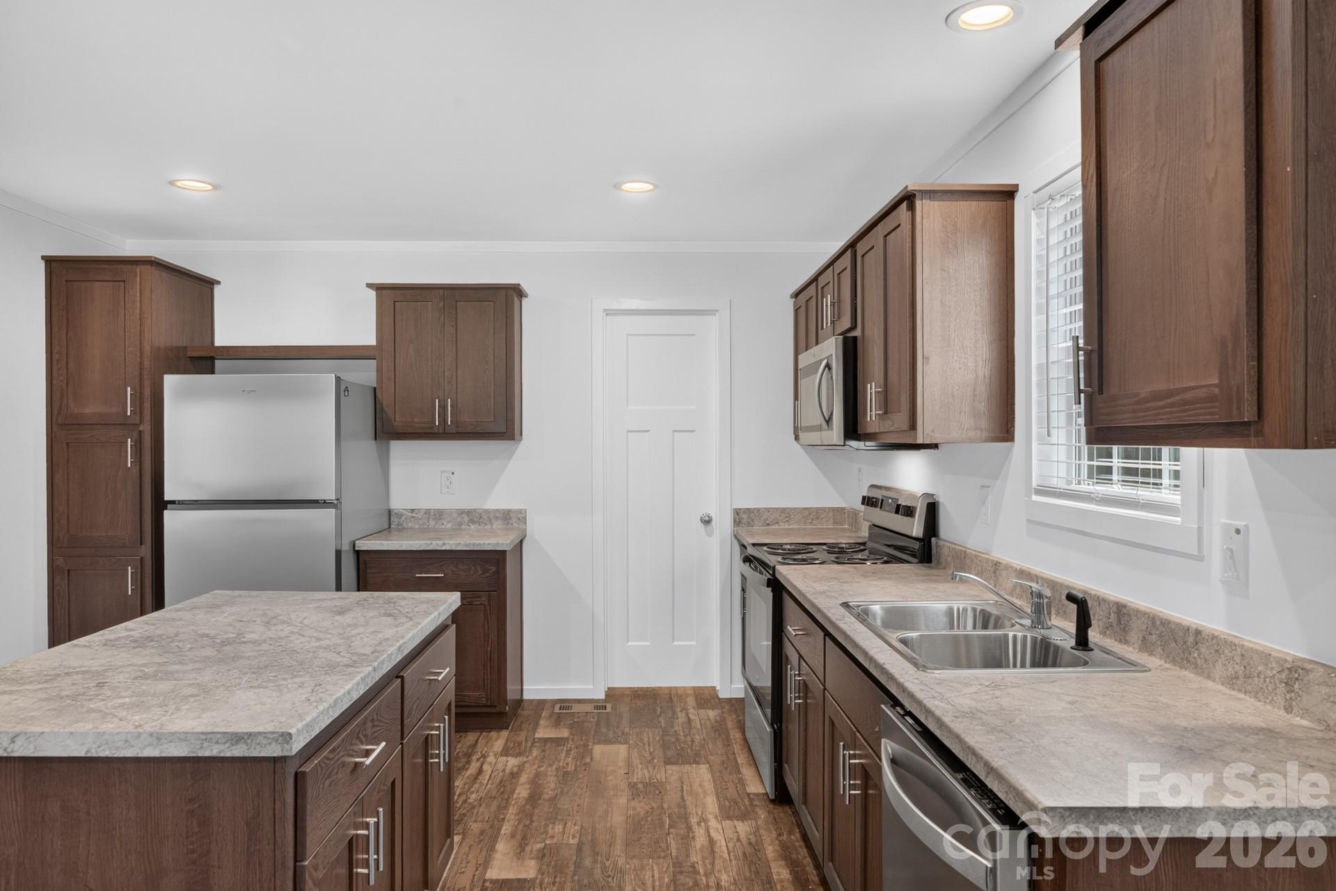 Kitchen - Walk-in pantry - 1303 Elrado Street, Burlington