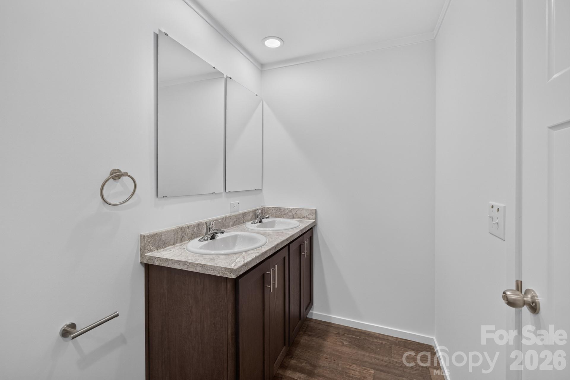 Ensuite - 1303 Elrado Street, Burlington