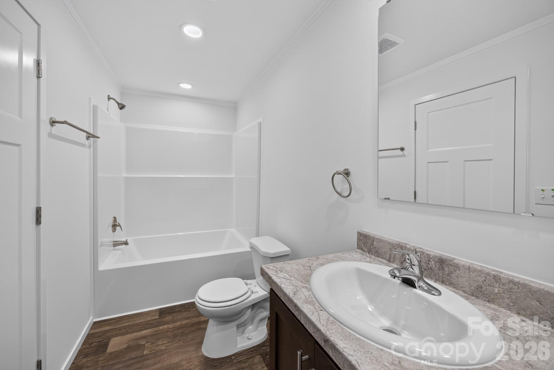 Ensuite - 1303 Elrado Street, Burlington