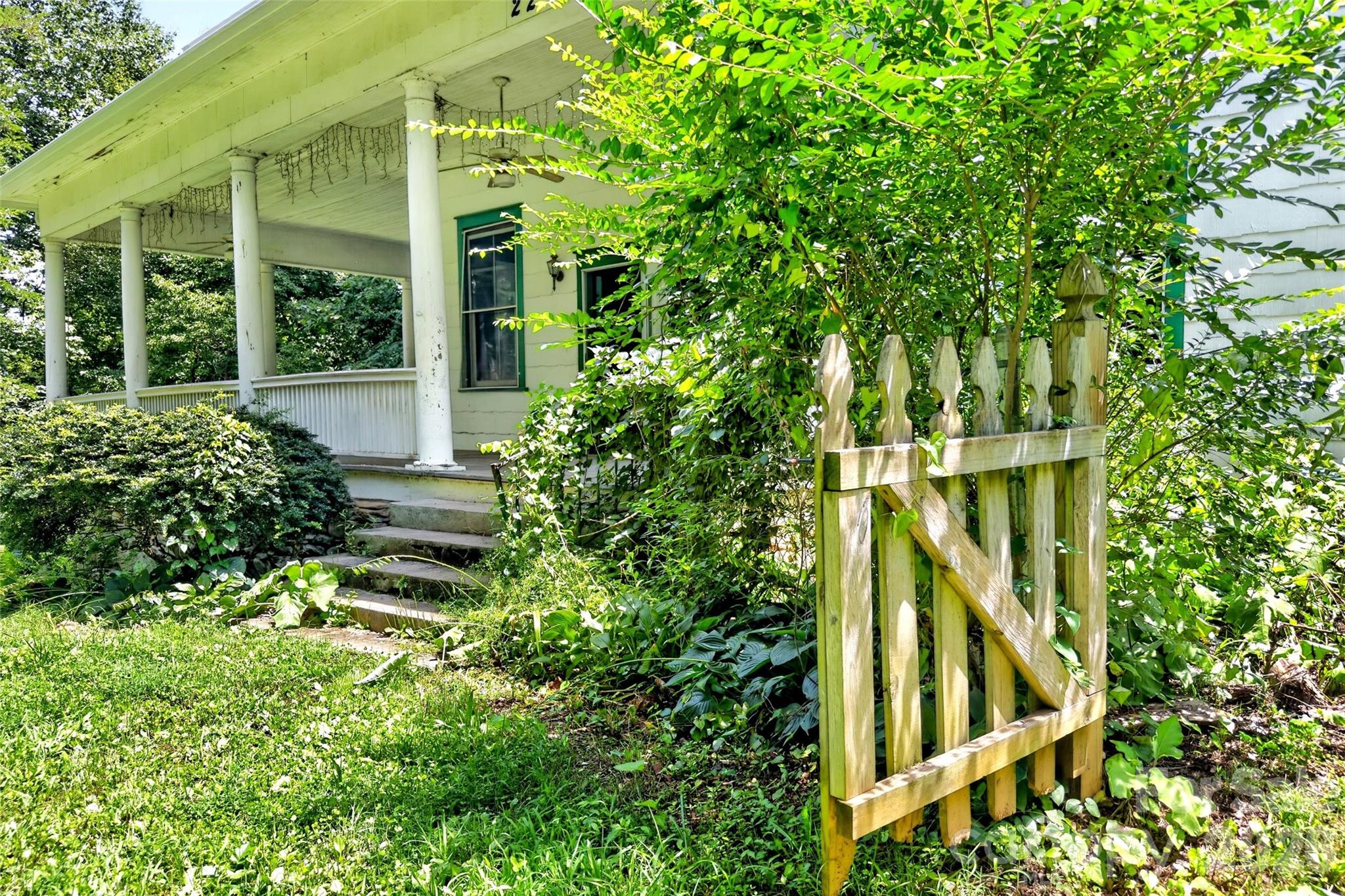 Single Family Residence at 22 Woodbend Lane, Black Mountain, photo 5 of 48