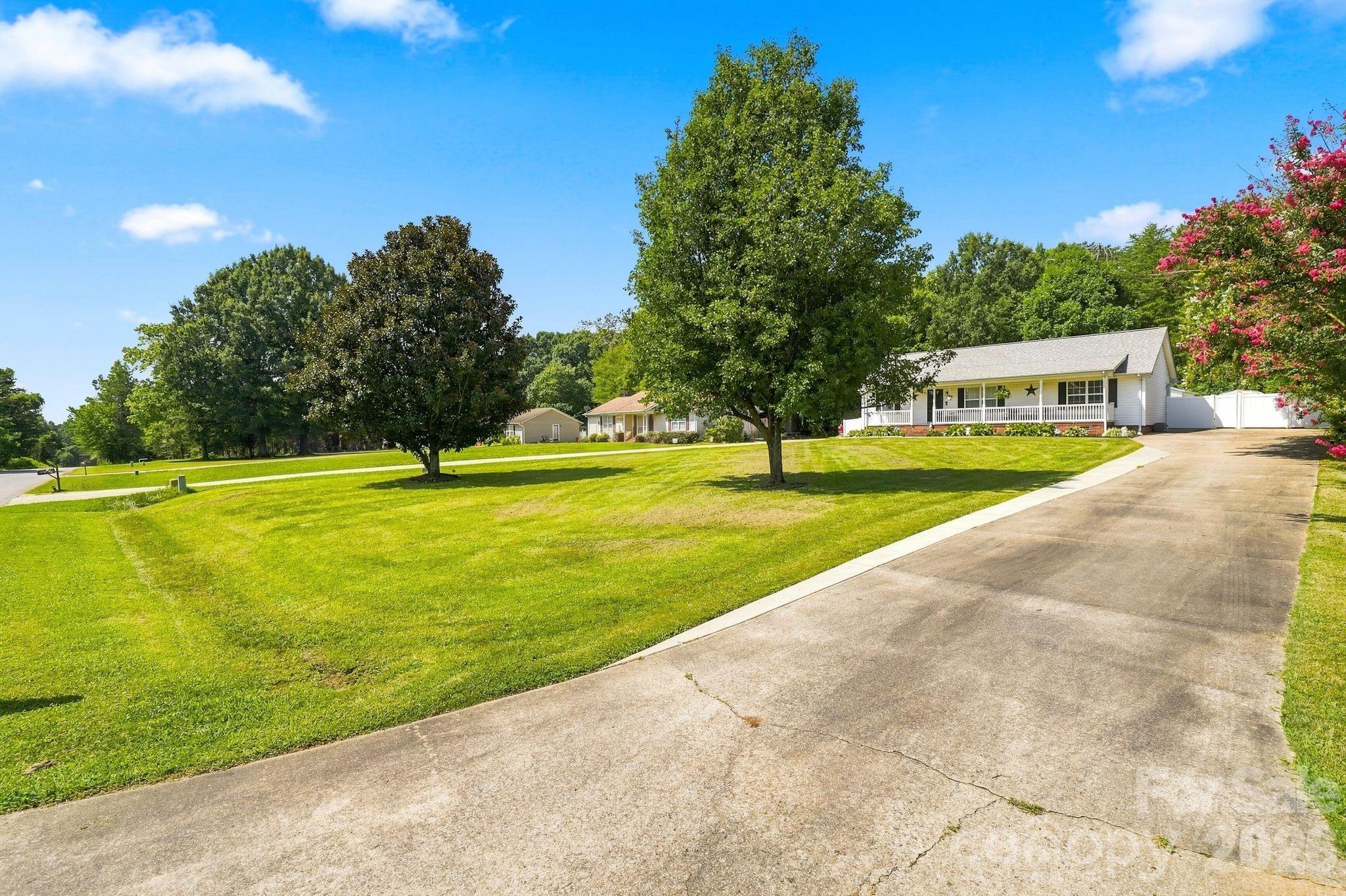 Single Family Residence at 132 Kendra Drive, Mooresville, photo 3 of 34
