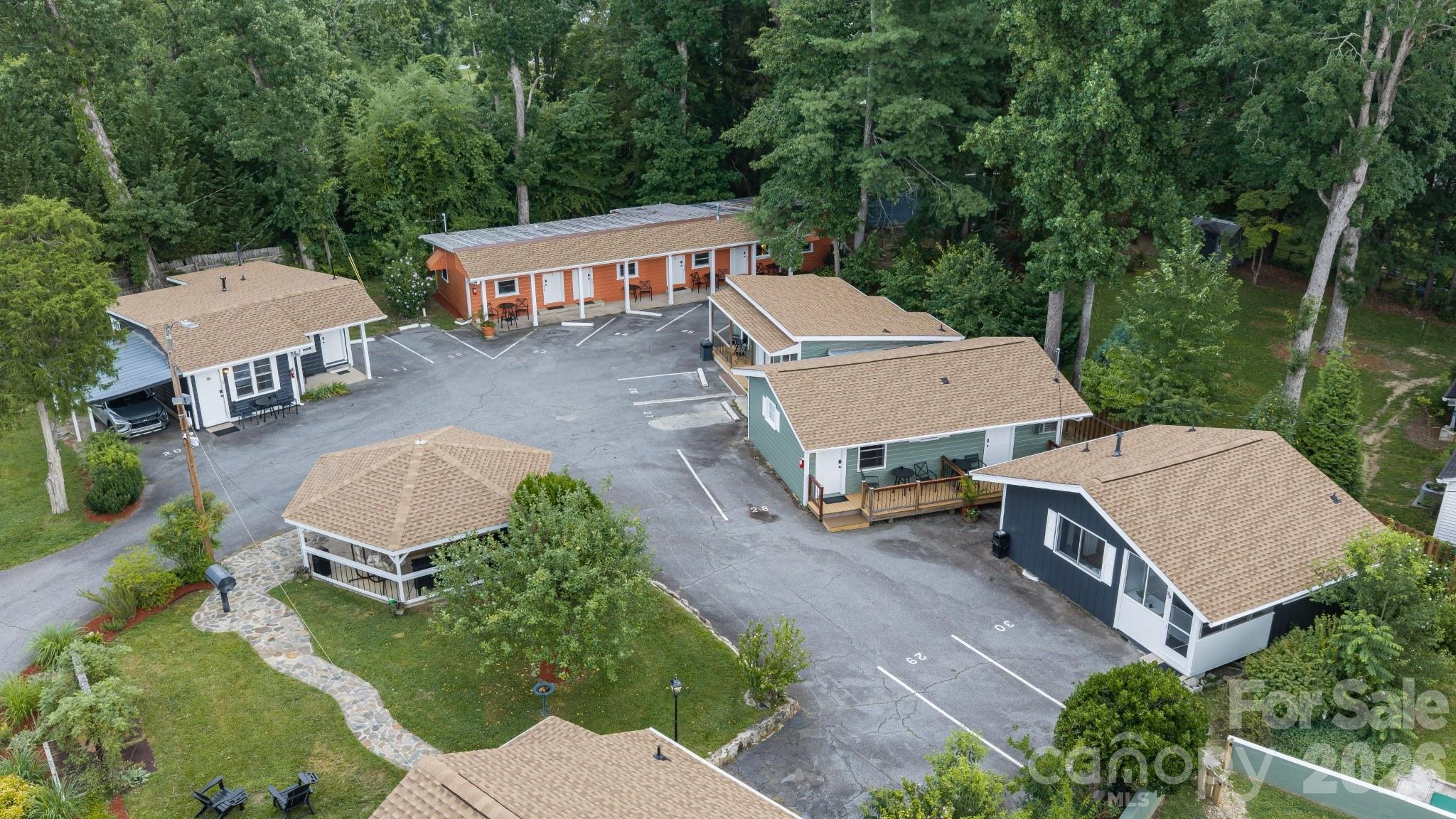 Hotel/Motel at 1510 Greenville Highway, Hendersonville, photo 8 of 44