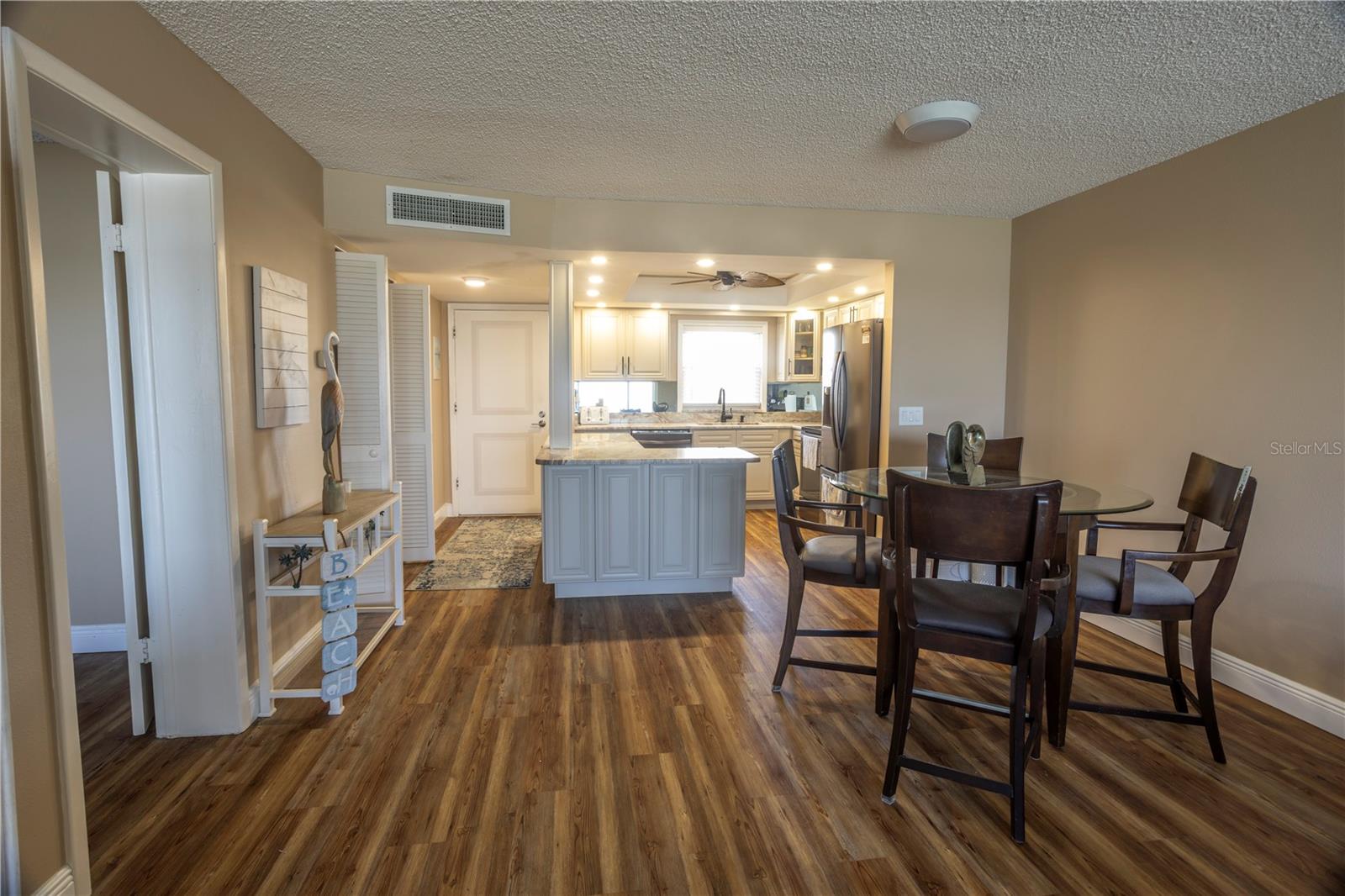 Condominium at 4525 COVE CIR #1107, ST PETERSBURG, photo 4 of 36