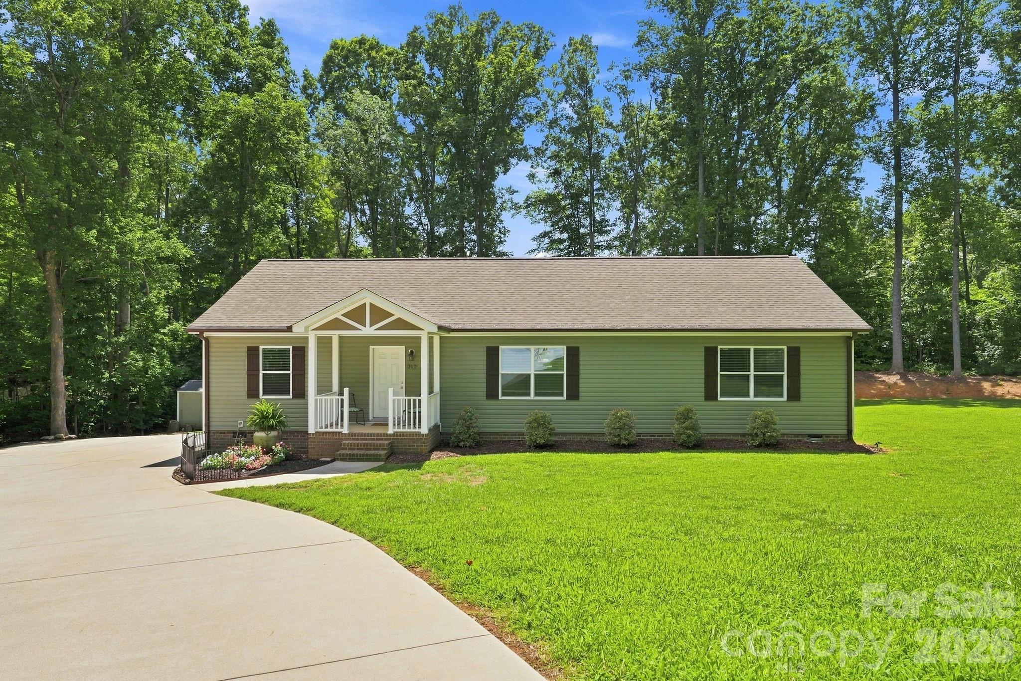Single Family Residence at 312 Sailwinds Road, Mooresville, photo 2 of 35