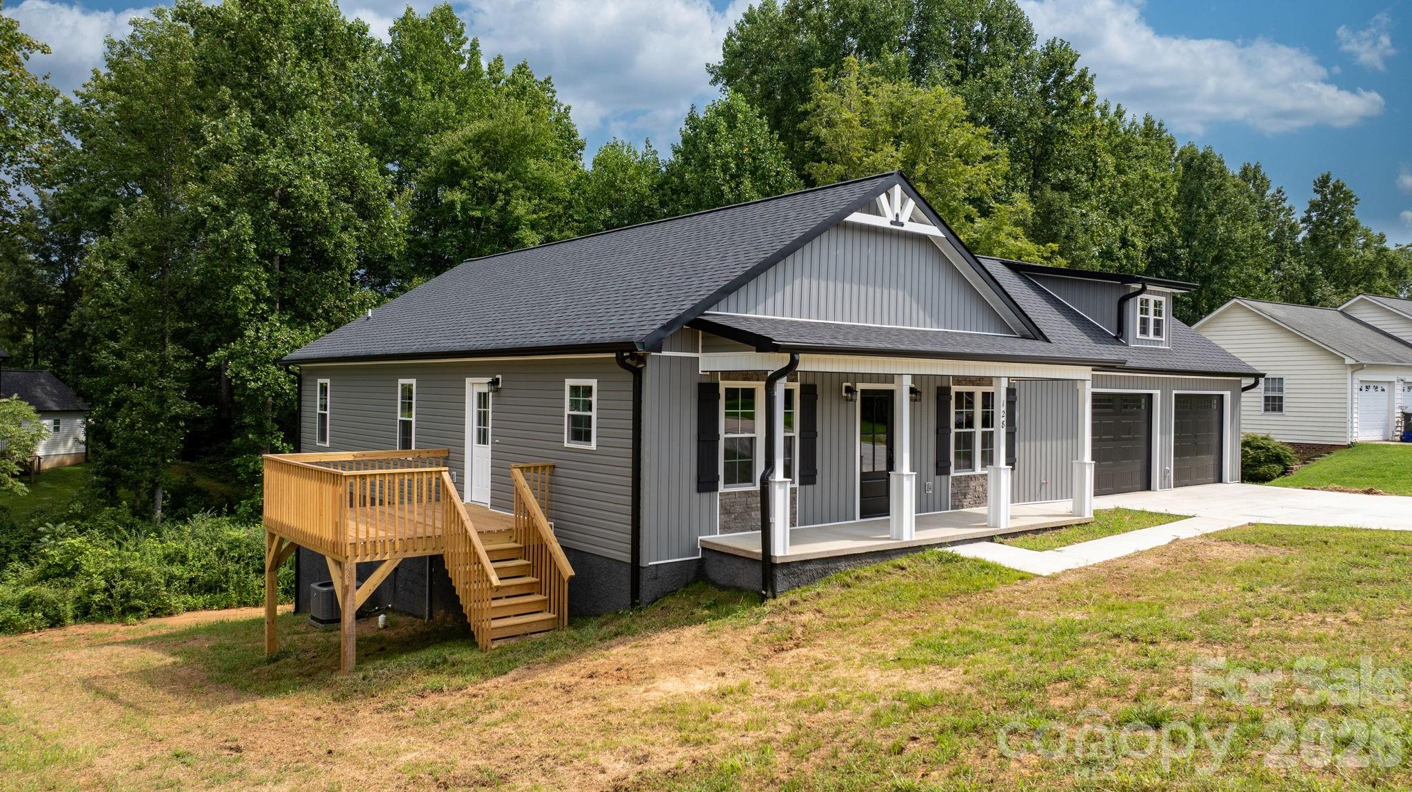 Single Family Residence at 128 Buck Shoals Circle, Hudson, photo 3 of 35