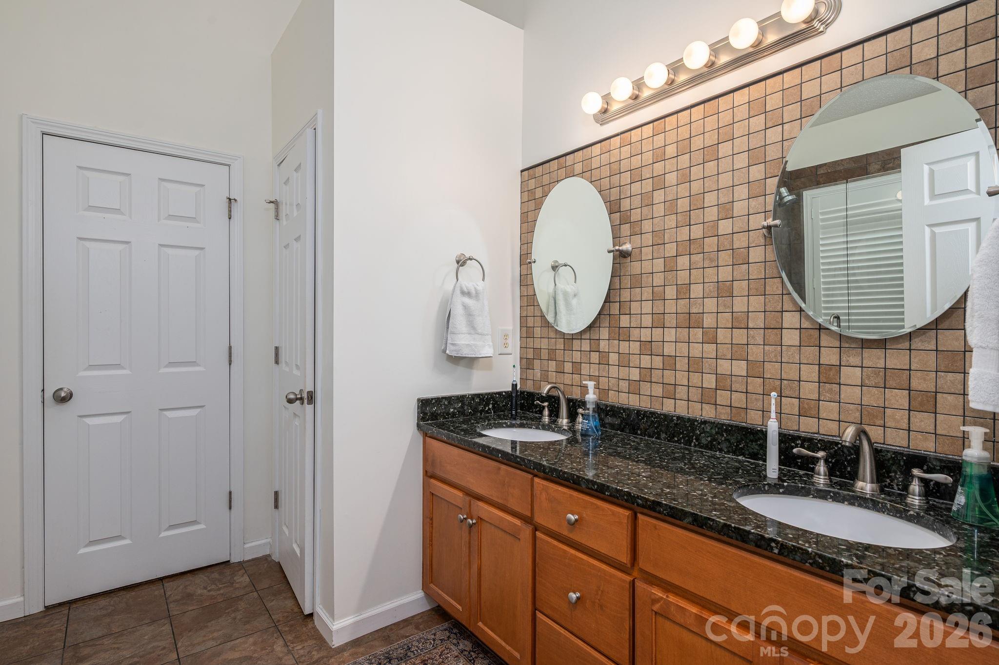 Single Family Residence at 908 Carole Summey Drive, Dallas, photo 44 of 47