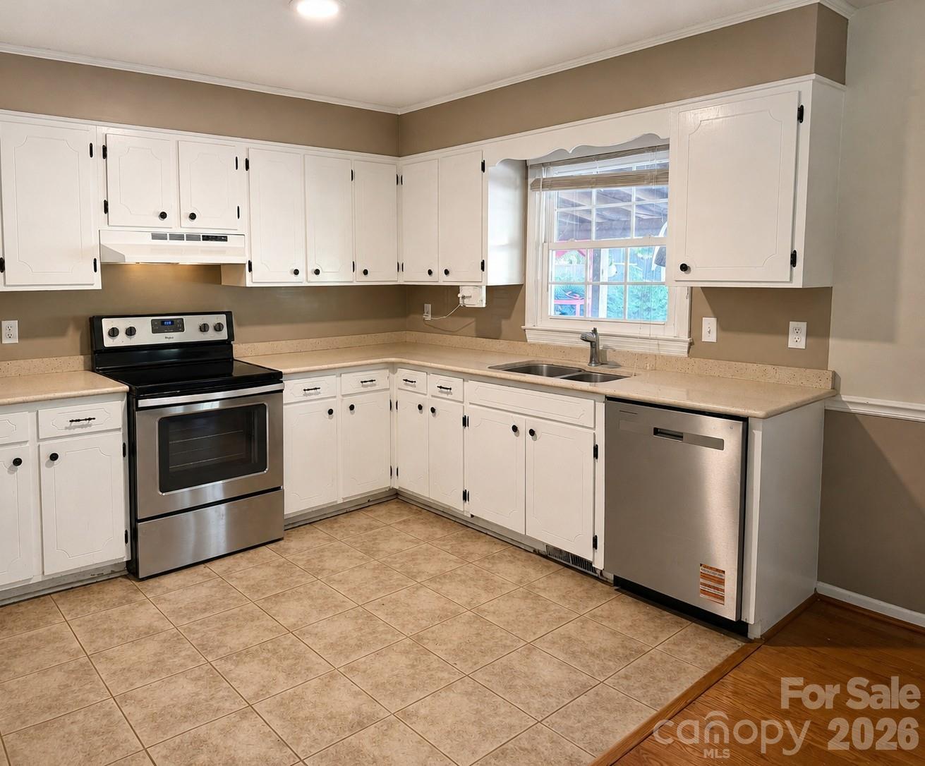 Single Family Residence at 320 Amhurst Drive, Kings Mountain, photo 3 of 24
