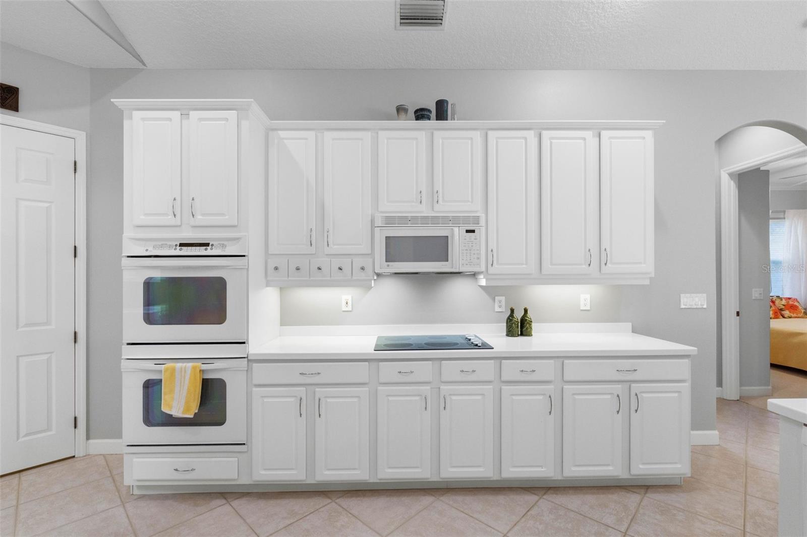 Kitchen with Bright Cabinetry and double ovens - 6803 COYOTE RIDGE CT, BRADENTON