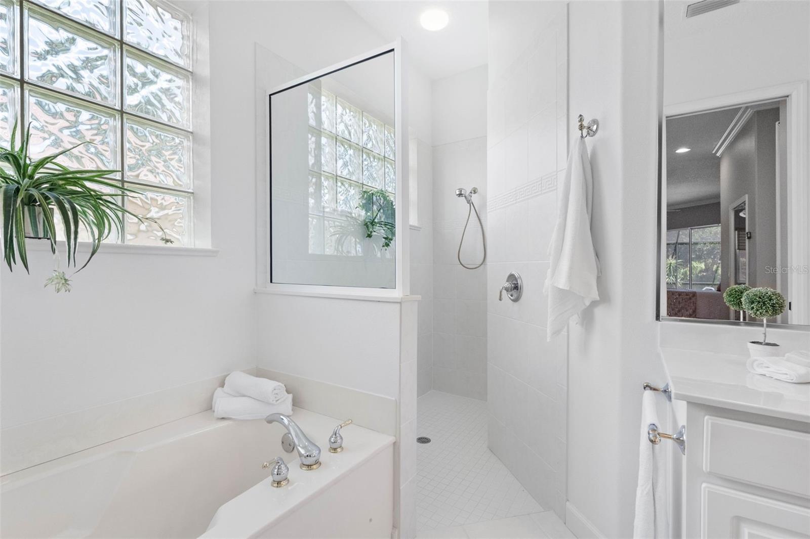 En Suite in Primary Bedroom - 6803 COYOTE RIDGE CT, BRADENTON