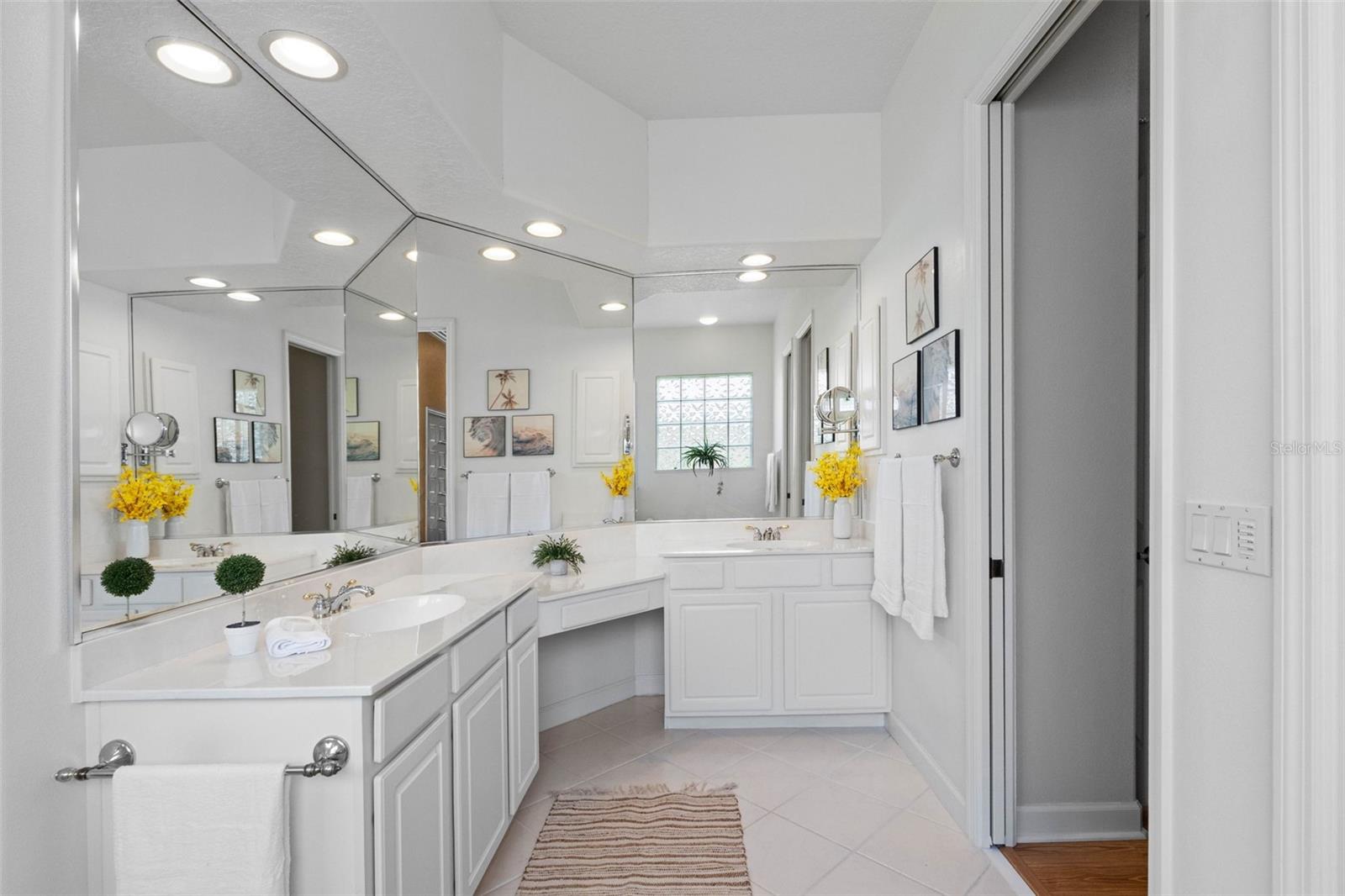 En-Suite Bath with dual sinks - 6803 COYOTE RIDGE CT, BRADENTON
