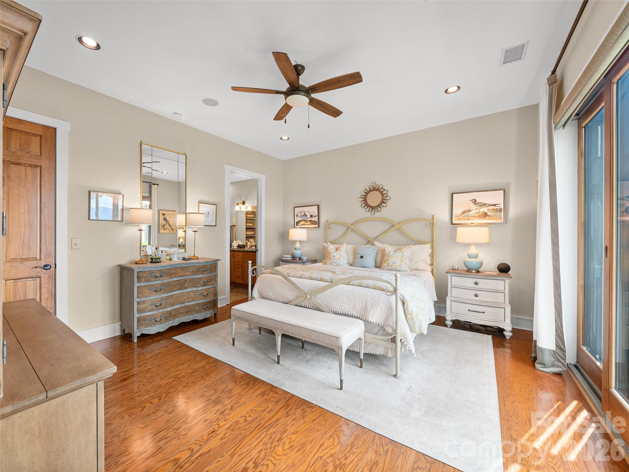 Primary bedroom with en-suite - 530 Andrew Banks Road, Burnsville
