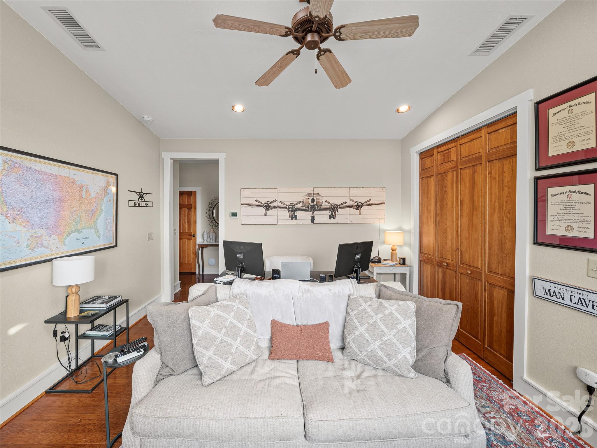 Hardwood floors and high-ceiling - 530 Andrew Banks Road, Burnsville