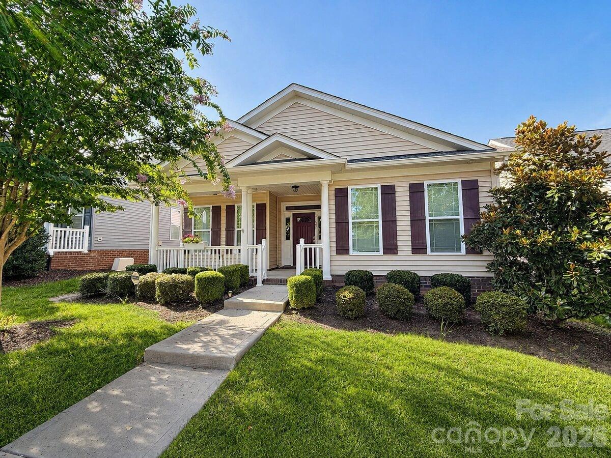 Single Family Residence at 11607 Meetinghouse Drive, Cornelius, photo 2 of 9