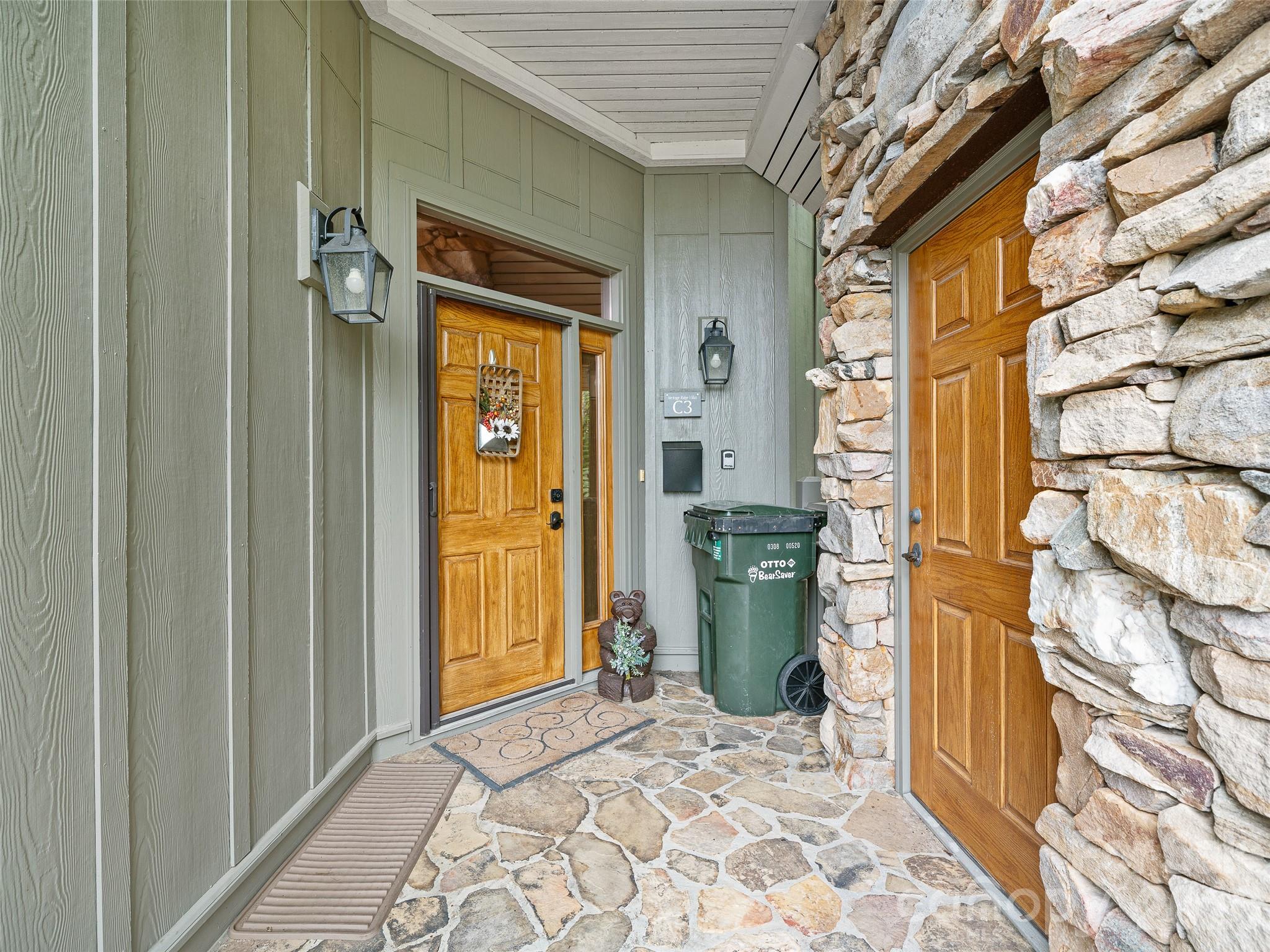 Additional storage at entrance - 81 Stoney Falls Loop, Burnsville