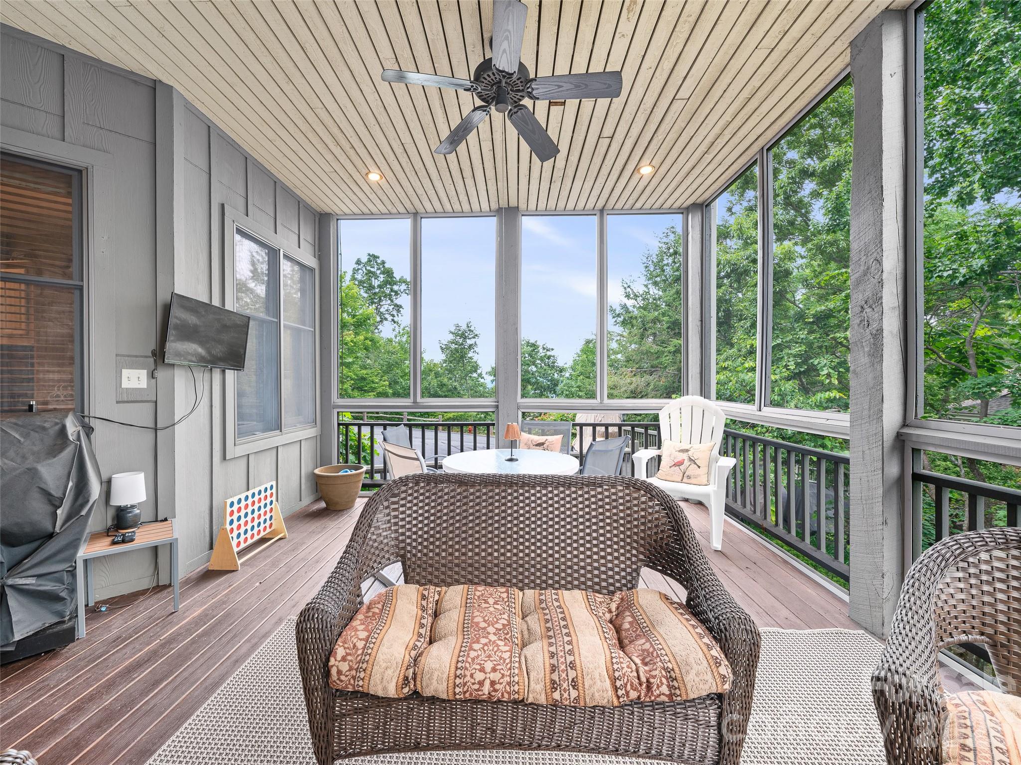 Screened porch - 81 Stoney Falls Loop, Burnsville