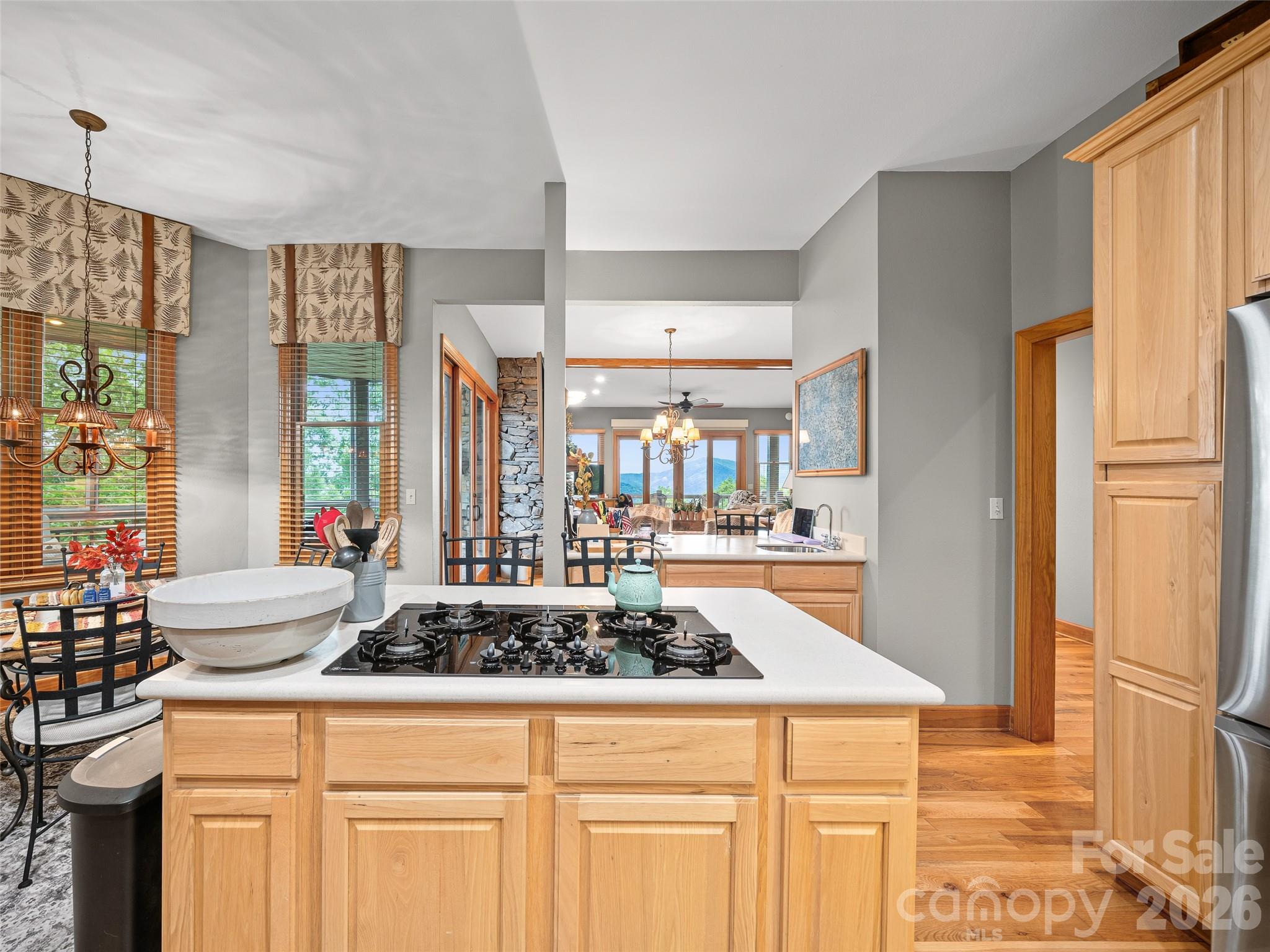 Gas cooktop - kitchen island - 81 Stoney Falls Loop, Burnsville