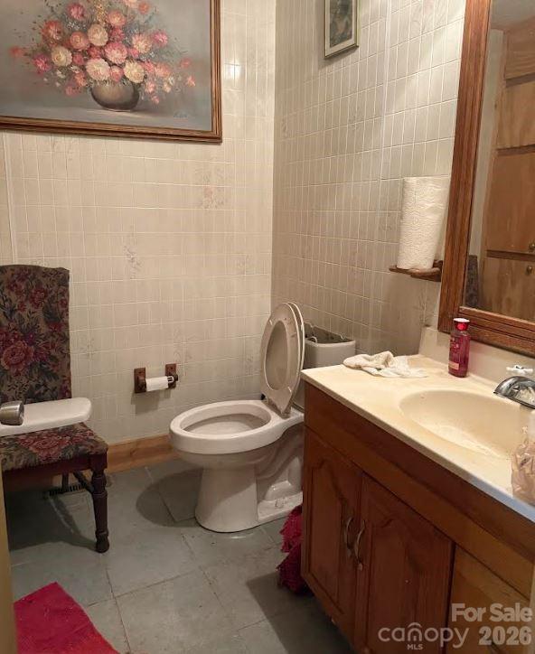 Bathroom in hallway - 107 Flat Creek Drive, Lake Toxaway