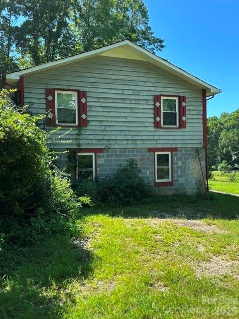 side of the house - 107 Flat Creek Drive, Lake Toxaway