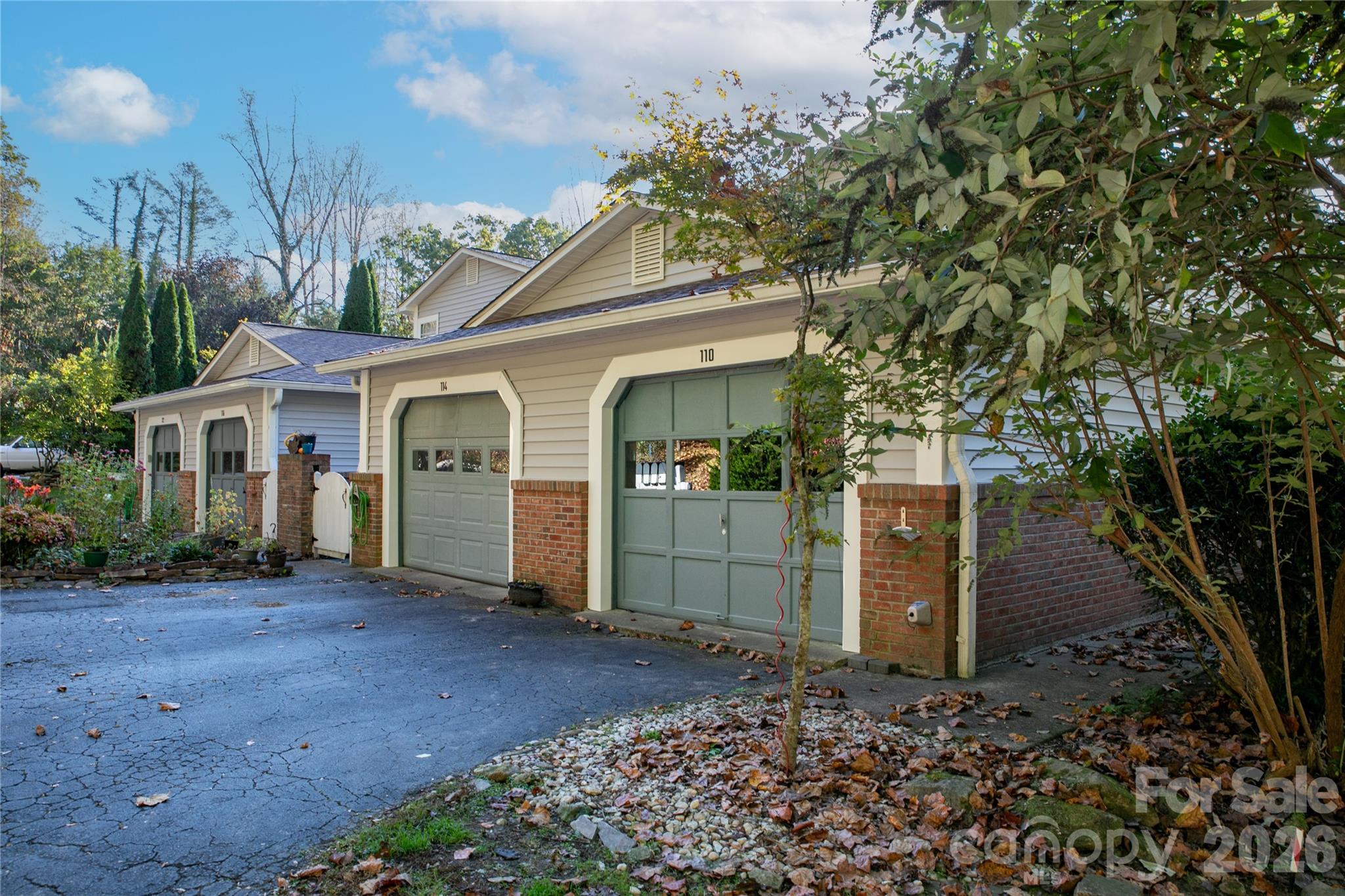 110 Lakeview's garage is on the right. - 110 Lakeview Court, Brevard