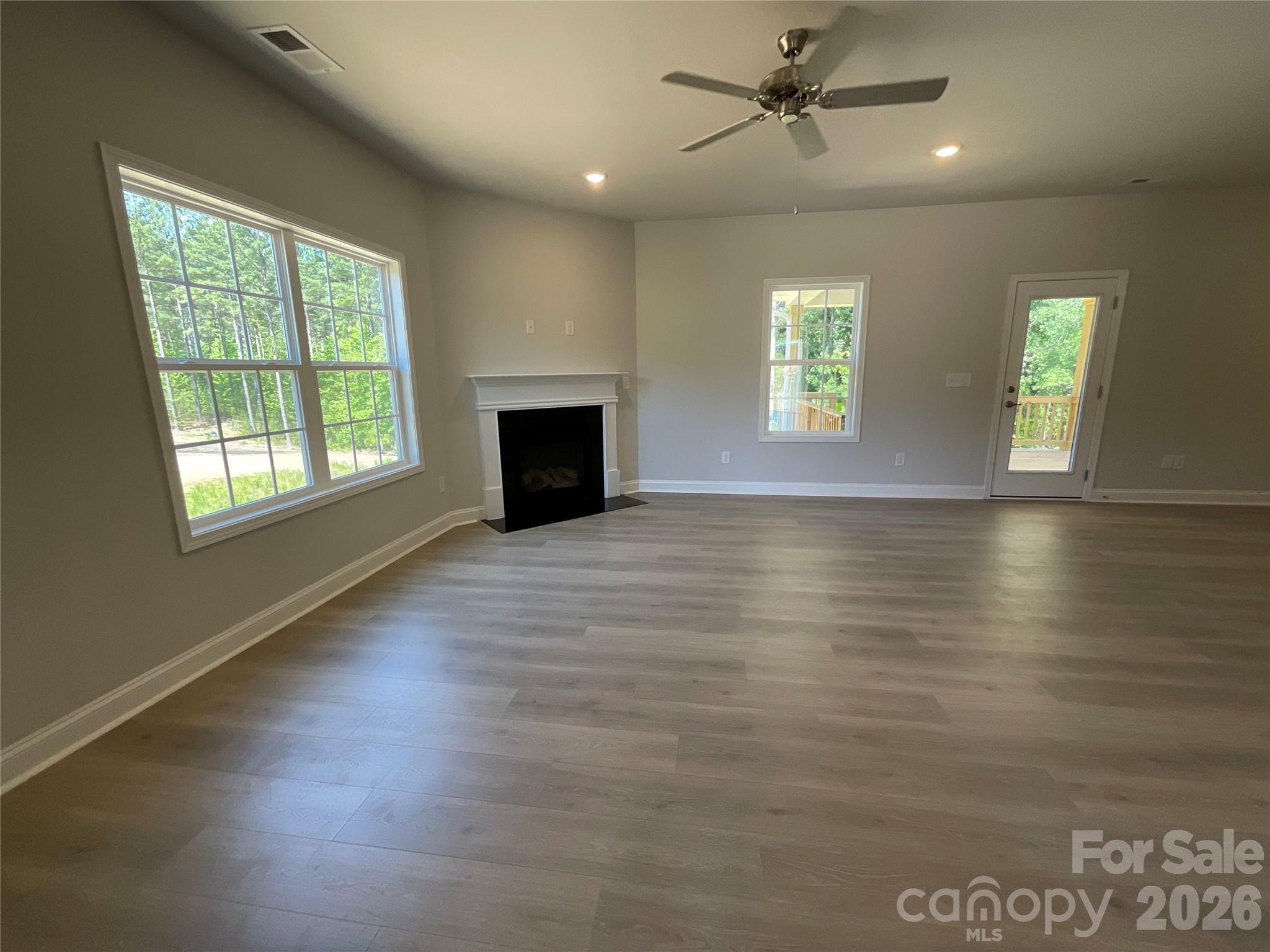 Family Room - 1590 Autumn Lane, York
