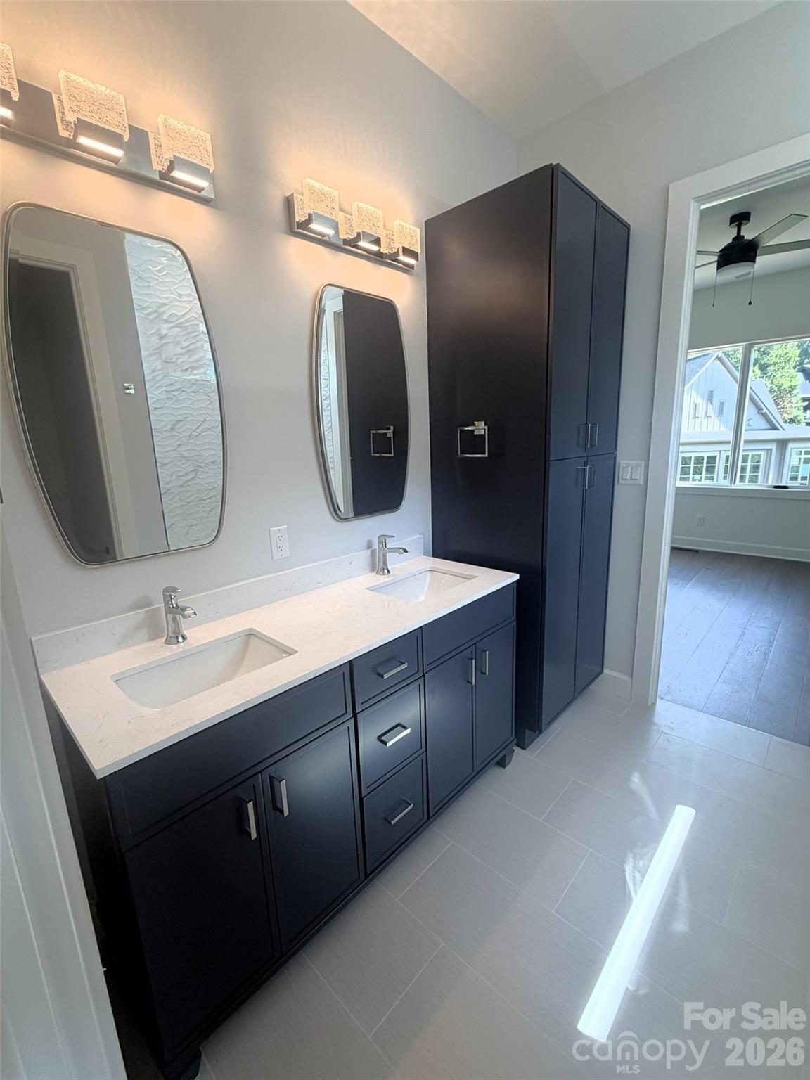 Jack and Jill Bath - 47 Versailles Lane, Asheville