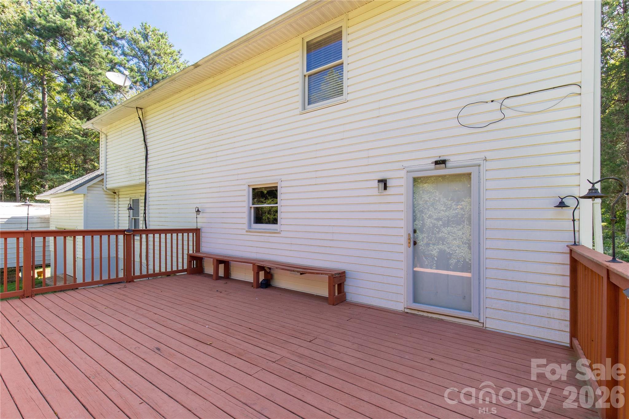 Large Back Deck for entertaining - 1575 Lincoln Road, York