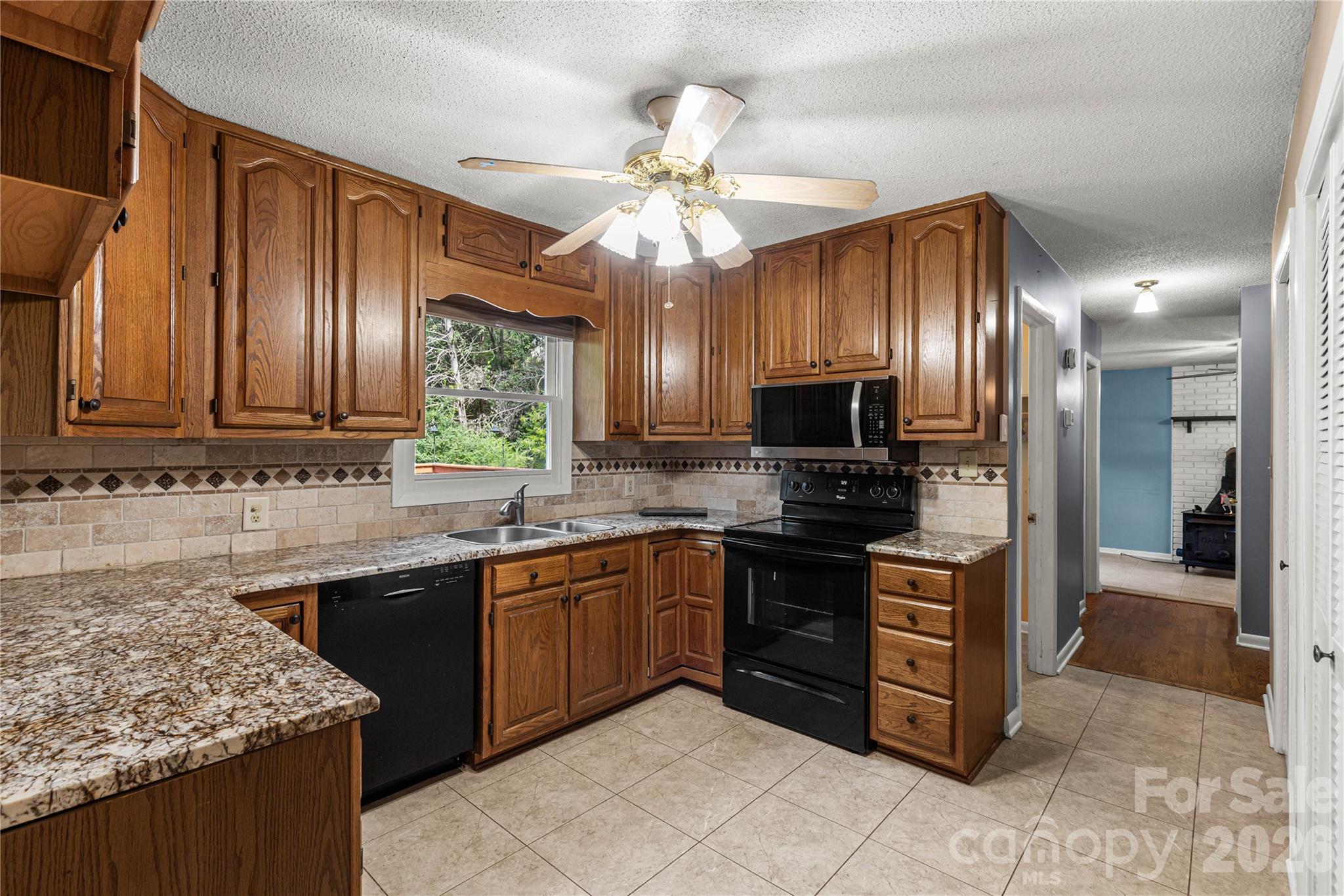 Kitchen - 1575 Lincoln Road, York