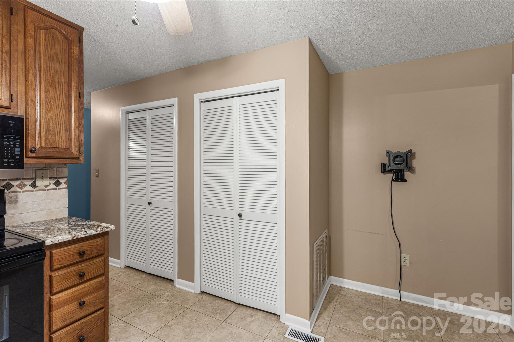 Kitchen with two large Pantries - 1575 Lincoln Road, York