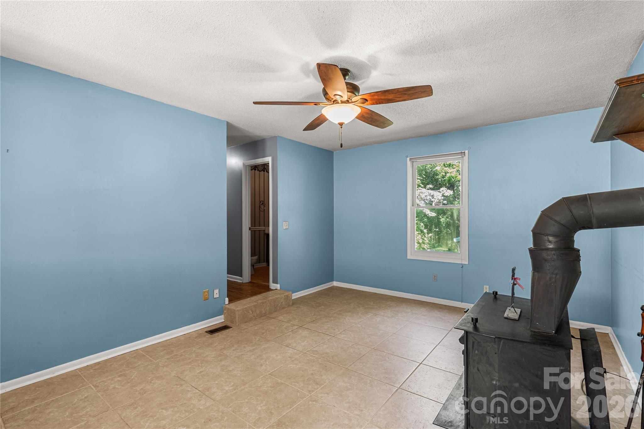 Family Room - 1575 Lincoln Road, York