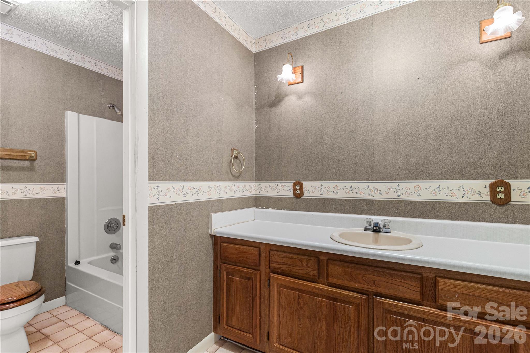 2ND BATHROOM - 1575 Lincoln Road, York