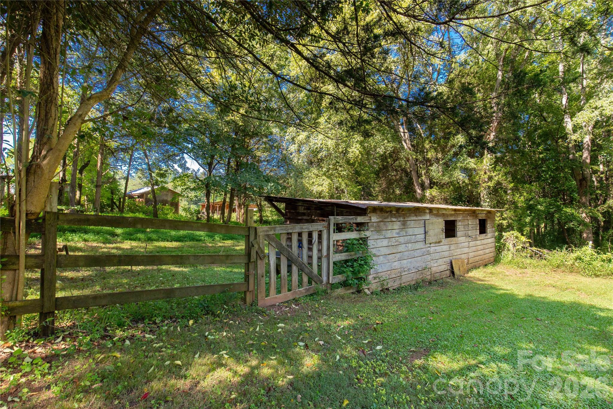 Stable with power and running water - 1575 Lincoln Road, York