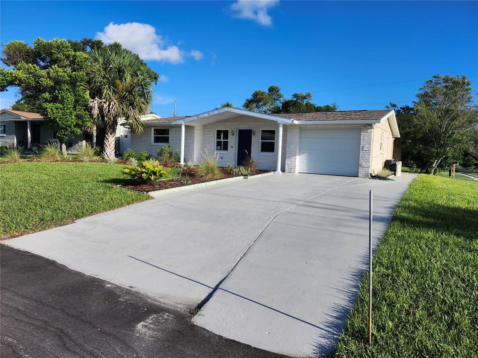 Huge concrete driveway - 6144 SAPPHIRE DR, NEW PORT RICHEY