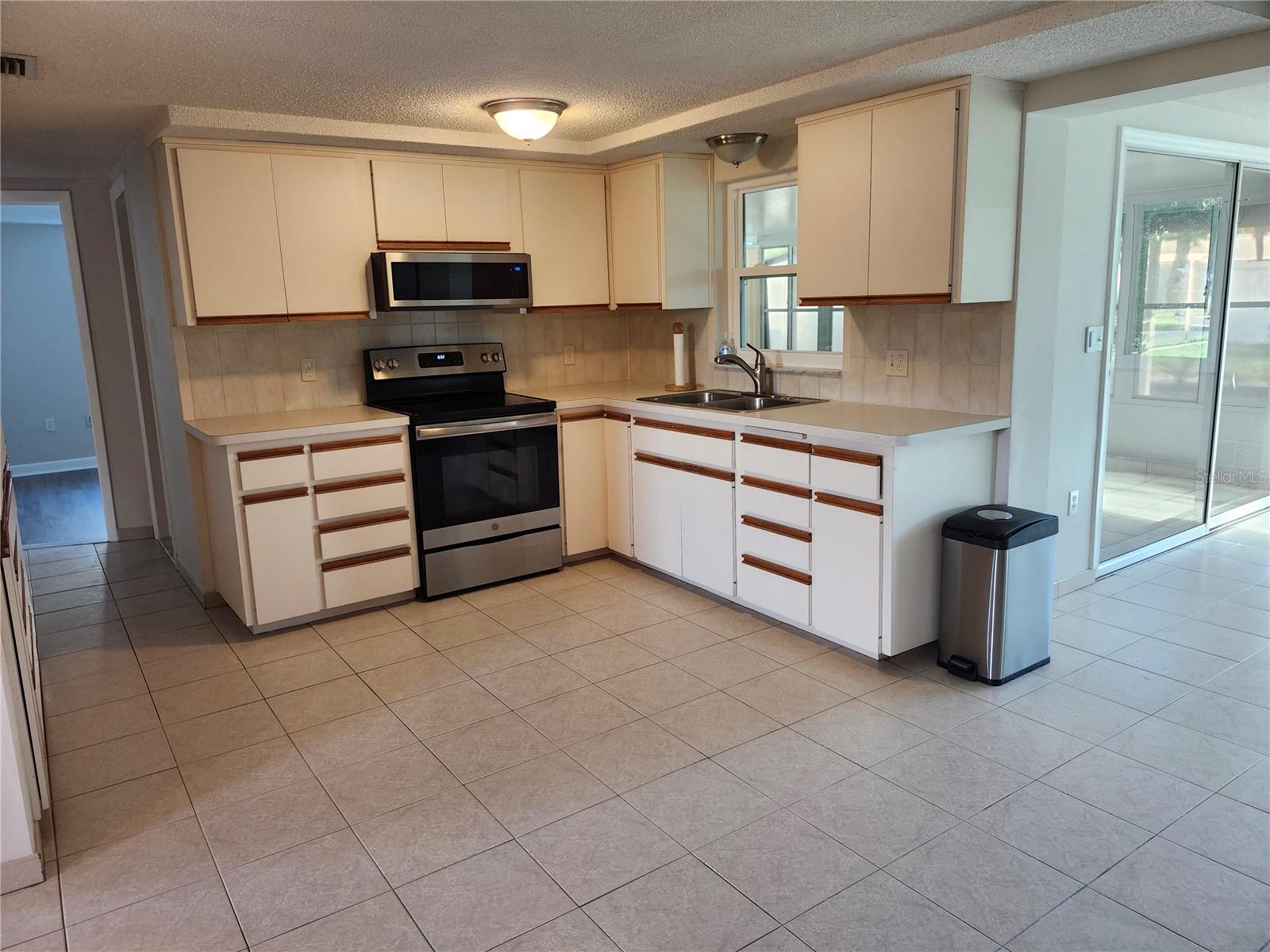 Kitchen with lots of storage and Stainless steel appliances - 6144 SAPPHIRE DR, NEW PORT RICHEY