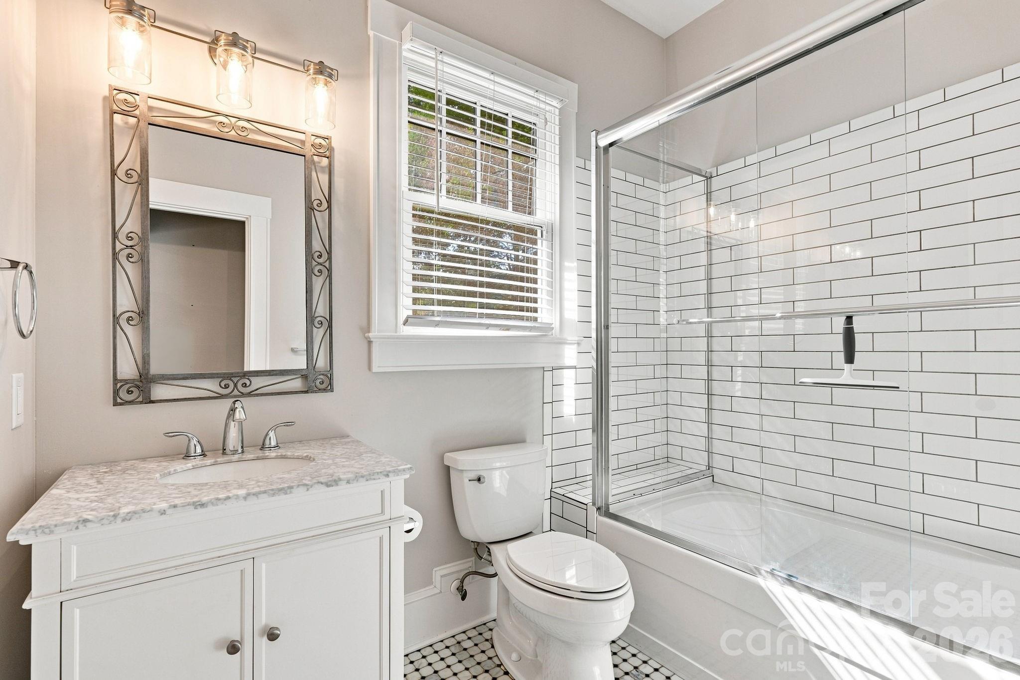 Guest Cottage Full Bath - 559 N Main Street, Davidson