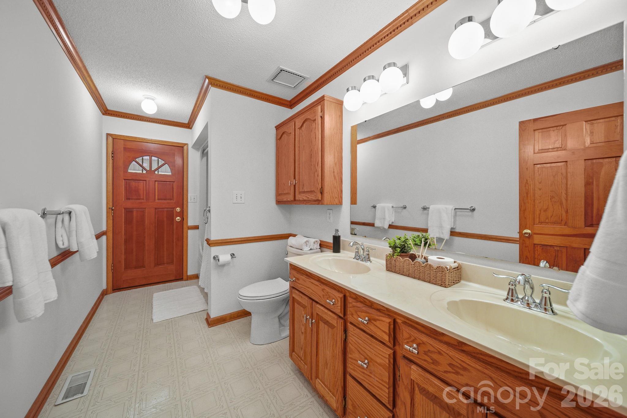 Hall bath with tub/shower combo and dual vanity. - 3008 Eaker Drive, Cherryville
